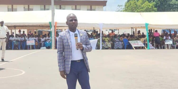 Image de Politique. Tiémoko Assalé, député-maire de Tiassalé, a fait sensation lors du discours sur l’État de la nation prononcé par le président Alassane Ouattara devant le Parlement réuni en Congrès. Dans cet événement solennel, le député a soulevé une question brûlante : celle de la pertinence du Sénat ivoirien dans le paysage politique actuel. Remise en Question de l'Utilité du Sénat Observant le nombre imposant de députés et de sénateurs présents lors de cet événement, Tiémoko Assalé s'est interrogé sur l'efficacité et la justification de cette structure gouvernementale. "À quoi tout ce monde sert au peuple de Côte d’Ivoire ? Quelle est notre utilité pour le peuple de Côte d’Ivoire qui est sur les genoux et qui doit trouver chaque mois des milliards pour nourrir tous ces gens ?", a-t-il déclaré, exprimant ainsi ses préoccupations quant à l'efficacité de l'institution sénatoriale dans le contexte socio-économique actuel. Proposant une solution radicale pour rationaliser les dépenses publiques et renforcer l'efficacité législative, Tiémoko Assalé plaide pour la suppression du Sénat via une réforme constitutionnelle. "La constitution doit être modifiée pour supprimer le Sénat et donc le Congrès", a-t-il affirmé. Selon lui, cette mesure permettrait une gouvernance plus directe et efficiente, tout en réduisant la charge financière liée aux institutions législatives. En lieu et place du Congrès, Tiémoko Assalé suggère que le discours sur l’état de la nation puisse être présenté par le Premier ministre ou le ministre de l’Économie devant l’Assemblée nationale, lors d'une séance plénière. Cette approche, selon lui, maintiendrait le caractère républicain de cet exercice politique tout en simplifiant les procédures et en réduisant les coûts administratifs associés. Débat sur l'Utilité des Institutions Politiques Cette proposition de Tiémoko Assalé s'inscrit dans un débat plus large concernant l'efficacité et la pertinence des institutions politiques dans les anciennes colonies françaises en Afrique. La question de la réduction des dépenses publiques et de l'optimisation des ressources gouvernementales reste au cœur des préoccupations, alimentant ainsi un dialogue crucial sur la modernisation du système politique ivoirien. Alors que la proposition de Tiémoko Assalé suscite des discussions animées, une question demeure : quel sera l'avenir du Sénat ivoirien dans le paysage politique en évolution de la Côte d'Ivoire ? Comment cette proposition influencera-t-elle les réformes constitutionnelles à venir et l'efficacité du gouvernement dans la réponse aux besoins nationaux ? La réponse à ces questions déterminera non seulement l'avenir du Sénat, mais aussi la direction que prendra la gouvernance politique en Côte d'Ivoire dans les années à venir. La proposition de Tiémoko Assalé pourrait-elle marquer le début d'une transformation significative du système législatif ivoirien ?