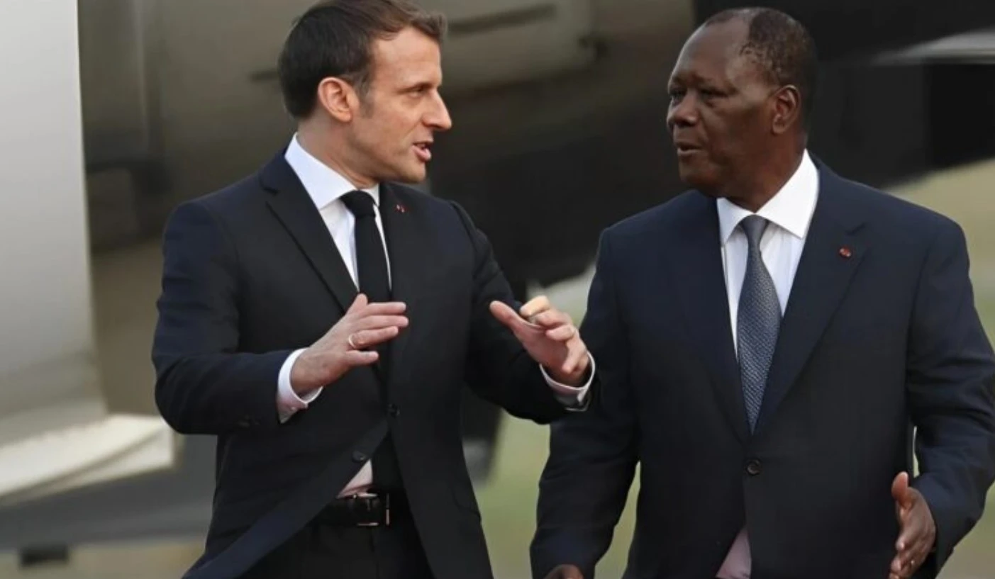 Image de Politique. La France s'apprête à réduire de manière significative sa présence militaire en Côte d'Ivoire, marquant ainsi un tournant majeur dans sa politique sécuritaire en Afrique. Cette décision, issue d'une révision stratégique plus large, soulève des questions sur les implications pour la sécurité régionale et les relations franco-ivoiriennes. Une réduction annoncée Selon des sources officielles anonymes, Paris prévoit de diminuer drastiquement le nombre de ses soldats déployés en Côte d'Ivoire, passant de 600 à environ 100 dans les mois à venir. Cette initiative s'inscrit dans le cadre de la politique de réduction globale de la présence militaire française en Afrique, initiée sous la présidence d'Emmanuel Macron. La décision de réduire les effectifs militaires français en Côte d'Ivoire s'inscrit dans une stratégie plus large visant à ajuster la posture sécuritaire de la France sur le continent africain. Cette révision stratégique a été motivée par plusieurs facteurs, notamment la fin de l'opération Barkhane au Sahel en 2022, conséquence directe du retrait des troupes françaises du Mali après le coup d'État de 2021. Pour la Côte d'Ivoire, longtemps bénéficiaire d'un soutien crucial de la France dans la stabilisation et la sécurité nationale, cette réduction pourrait entraîner des ajustements significatifs. Abidjan pourrait être appelée à renforcer ses capacités militaires internes pour compenser partiellement le départ des forces françaises et maintenir la stabilité dans la région. Nouveaux défis et perspectives Les relations franco-ivoiriennes sont à un carrefour critique, alors que la France cherche à redéfinir son rôle militaire en Afrique tout en répondant aux critiques croissantes sur son implication dans les affaires internes des anciennes colonies. La création d'un commandement africain à Paris cet été vise à rationaliser les opérations tout en adaptant la politique française aux nouvelles dynamiques géopolitiques du continent. La réduction des troupes françaises en Côte d'Ivoire représente un changement stratégique majeur qui nécessitera une adaptation prudente des politiques de sécurité nationale et des alliances régionales. En quelles mesures cette évolution influencera-t-elle la dynamique sécuritaire en Afrique de l'Ouest ? Quelles stratégies la Côte d'Ivoire envisage-t-elle pour maintenir la stabilité régionale dans ce contexte ? Ces questions demeurent cruciales alors que la région navigue à travers ces changements significatifs.