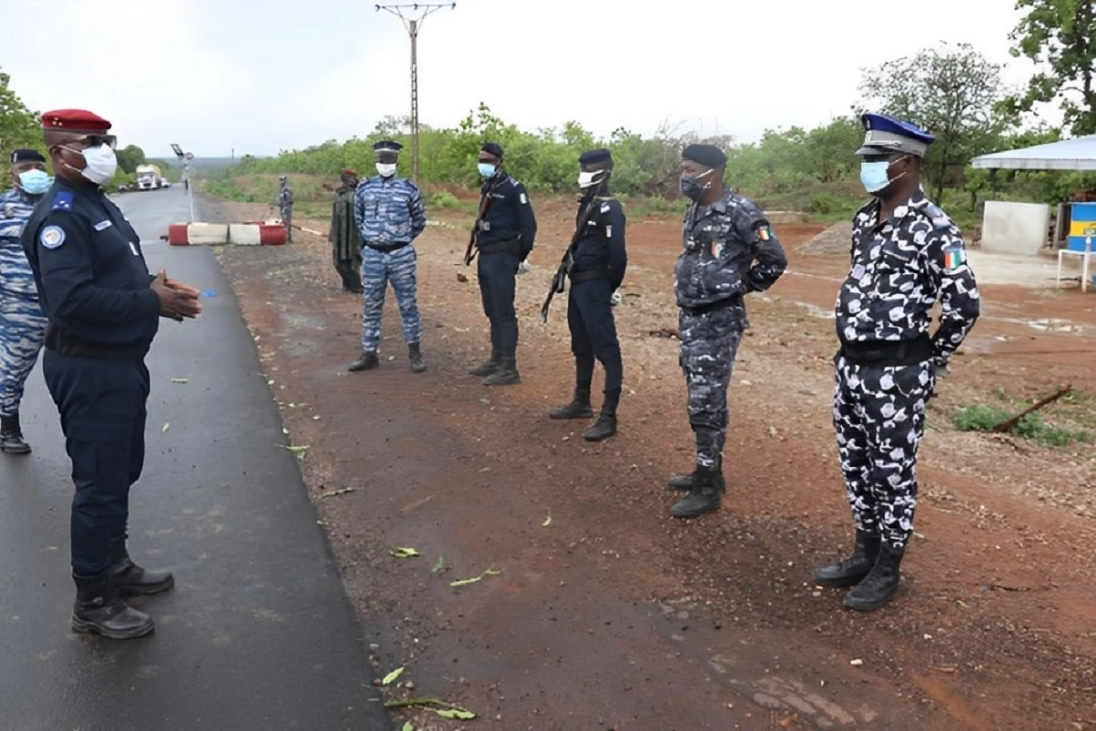 Image de Faits Divers. Dans une affaire qui secoue la ville de Sangopary et ses environs, deux gendarmes de la République de Côte d'Ivoire ont été appréhendés pour des accusations graves incluant tentative d’escroquerie, séquestration, et détention illégale d’arme. Cet incident, survenu le 17 juin 2024, a révélé des pratiques choquantes au sein des forces de l'ordre, soulignant des abus de pouvoir présumés et suscitant une réaction indignée dans la communauté. Les détails de l'incident Les faits remontent au jeudi 13 juin 2024, lorsque les deux gendarmes, identifiés comme le Maréchal des Logis Chefs S.P. Nambi et D. Seydou, ont enlevé de force S. Mamoudou, un éleveur burkinabé résidant à Sangopary. Conduit de force à Ferkessédougou, Mamoudou a été séquestré toute une nuit dans une chambre du quartier Gare, tandis que les gendarmes lui extorquaient la somme de 10 millions de francs CFA sous la menace d'une arme à feu. Au cours de la nuit, Mamoudou a réussi à remettre 2 millions de francs CFA aux gendarmes via son frère. Face à l'impossibilité de rassembler le reste de la somme, il a promis de vendre des bœufs et a informé discrètement les autorités de la gendarmerie de Ferkessédougou de l'ultimatum fixé pour le lundi 17 juin 2024. Grâce à la coopération de Mamoudou, les forces de l'ordre ont organisé une opération secrète pour appréhender les gendarmes en flagrant délit lors du rendez-vous prévu. Le lundi 17 juin, les deux suspects ont été capturés sans incident à Sangopary, en possession d'un pistolet automatique et de munitions. Ils ont été immédiatement placés en détention et confrontés à des accusations officielles à la Brigade de Ferkessédougou. Réactions et implications Cette affaire a provoqué une onde de choc parmi la population locale et au sein des forces de l'ordre. Les incidents de corruption et d'abus de pouvoir ternissent la réputation des institutions chargées de protéger les citoyens. Les autorités locales ont exprimé leur ferme engagement à combattre la corruption et à punir sévèrement tout fonctionnaire impliqué dans des activités illégales. L'enquête en cours vise à déterminer s'il existe d'autres complices ou membres des forces de sécurité impliqués dans des crimes similaires. Cette démarche vise également à restaurer la confiance du public envers les institutions chargées de maintenir l'ordre et la sécurité. L'arrestation des Maréchaux des Logis Chefs S.P. Nambi et D. Seydou constitue un signal fort contre l'impunité et la corruption au sein des forces de sécurité en Côte d'Ivoire. Elle soulève également des questions sur la nécessité de renforcer les mécanismes de surveillance et de responsabilisation au sein de la gendarmerie nationale. En fin de compte, comment cette affaire influencera-t-elle les mesures futures pour assurer la probité et l'intégrité des institutions chargées de faire respecter la loi ?