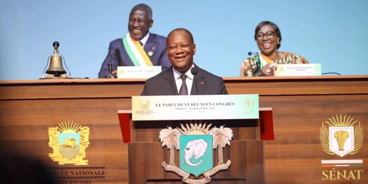 Image de Politique. Le président Alassane Ouattara a prononcé son discours annuel devant le Parlement réuni en Congrès, dressant un bilan des réalisations de son gouvernement et définissant les orientations futures pour la Côte d'Ivoire. Voici un récit détaillé de son intervention historique. Bilan de l'Action Gouvernementale Le président a débuté son discours en soulignant les progrès significatifs accomplis dans divers secteurs sous sa présidence. Il a mis en avant les avancées économiques, la consolidation de la démocratie, et l'amélioration continue des services essentiels tels que l'éducation, la santé, l'électricité, le logement, et l'emploi. "Nous avons œuvré pour l'amélioration de nos performances économiques et du bien-être de nos concitoyens", a-t-il déclaré, réaffirmant son engagement envers la bonne gouvernance et la lutte contre la corruption. Le président a rendu hommage aux figures importantes qui ont marqué la nation, incluant l'ancien président Henri Konan Bédié et d'autres personnalités publiques récemment disparues. Une minute de silence a été observée pour honorer leur mémoire et leur contribution au pays. Les récentes intempéries et inondations dévastatrices ont mis en lumière les défis posés par les changements climatiques en Côte d'Ivoire. Le gouvernement a lancé un programme soutenu par le Fonds Monétaire International pour anticiper et réduire les risques liés aux catastrophes naturelles, tout en intensifiant les efforts d'assainissement urbain pour protéger les populations vulnérables. Sur le plan sécuritaire, le président a salué les Forces de Défense et de Sécurité pour leur rôle crucial dans la stabilisation du pays. Malgré les défis régionaux, la Côte d'Ivoire a maintenu un indice de sécurité élevé, soulignant son engagement à maintenir la paix et la sécurité à travers le territoire national. Rayonnement International et Diplomatie La Côte d'Ivoire a continué de jouer un rôle prépondérant dans l'intégration sous-régionale et sur la scène internationale, incarnant une politique d'ouverture et de coopération initiée par le président Félix Houphouët-Boigny. L'organisation réussie de la Coupe d'Afrique des Nations a été citée comme un exemple marquant de la capacité du pays à accueillir des événements d'envergure mondiale, renforçant ainsi sa position et son influence en Afrique et au-delà. Sur le front économique, la Côte d'Ivoire a maintenu une croissance robuste malgré les turbulences internationales, avec un taux de croissance de 6,5% en 2023. Le pays a attiré des investissements significatifs grâce à une gestion financière prudente et des réformes structurelles visant à améliorer la gouvernance et à stimuler la croissance économique. Les perspectives économiques restent optimistes, avec un taux de croissance projeté à environ 7% par an jusqu'en 2027. En conclusion, le discours du président Alassane Ouattara a reflété un bilan positif et des ambitions élevées pour l'avenir de la Côte d'Ivoire. Toutefois, face aux défis climatiques persistants, aux enjeux sécuritaires régionaux, et aux opportunités économiques à saisir, une question demeure : comment continuer à consolider ces acquis tout en préparant le pays aux défis futurs ?