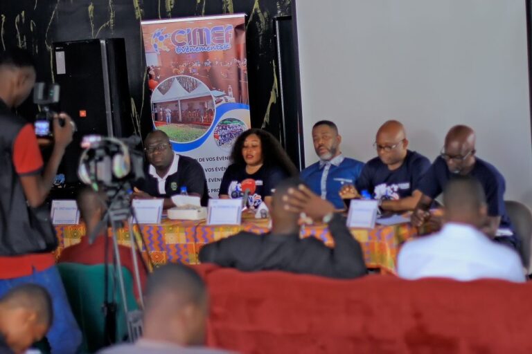 Image de Musique/Radio. Le FESTIMIV (Festival Itinérant de la Musique Ivoirienne) prépare son grand début à la place Jean Paul II de Yamoussoukro, du 9 au 11 août 2024. Annoncé avec enthousiasme par le commissaire général, Atemené Elvis, lors d'une conférence de presse à Abidjan Cocody le mercredi 19 juin, ce festival promet de redéfinir le paysage culturel ivoirien avec une approche mobile et inclusive. Un Concept Innovant : Le Festival Itinérant Atemené Elvis, lors de son intervention, a souligné l'importance de ce festival itinérant. « Le FESTIMIV n'est pas juste un événement, c'est une expérience culturelle mobile conçue pour célébrer et promouvoir la diversité de notre riche patrimoine musical tout en répondant aux besoins spécifiques des communautés locales », a-t-il déclaré. Ce concept unique vise à sortir des sentiers battus des festivals traditionnels, souvent concentrés dans les grandes métropoles comme Abidjan, pour aller à la rencontre des populations dans différentes régions. Kouakou Reine, la commissaire générale adjointe, a expliqué que le caractère itinérant du FESTIMIV est une réponse directe à la nécessité de décentraliser les activités culturelles. « En amenant le festival aux gens, nous ne faisons pas seulement divertir, mais aussi stimuler le développement économique et social des régions hôtes », a-t-elle précisé. Chaque édition du festival sera adaptée pour refléter et enrichir le tissu culturel local tout en contribuant au développement communautaire par des initiatives ciblées. Le FESTIMIV promet une programmation riche et variée, incluant des genres aussi divers que la danse tradi-moderne, le Coupé-décalé, le Youssoumba, le Zouglou, le Reggae, la variété et le Gospel. « Notre objectif est de créer un véritable carrefour de la musique africaine et d'offrir une plateforme pour tous les artistes, célèbres ou émergents », a annoncé Atemené. Environ 80 artistes et 30 000 festivaliers sont attendus pour cette première édition, ce qui témoigne de l'ampleur et de l'ambition de cet événement. Expansion au-delà des Frontières L'ambition ne s'arrête pas aux frontières de la Côte d'Ivoire. Les organisateurs envisagent d'étendre le FESTIMIV à d'autres pays africains dans les années à venir. « Notre vision est de faire du FESTIMIV une référence non seulement en Côte d'Ivoire mais aussi dans toute l'Afrique et pourquoi pas, à l'international », a ajouté Kouakou Reine. Ce projet d'expansion souligne la volonté des organisateurs de créer des ponts culturels et de promouvoir l'unité à travers la musique. Avec le lancement de ce festival, plusieurs enjeux se dessinent : la logistique de l'itinérance, la sécurisation des sites, l'engagement des communautés locales, et la capacité à maintenir une qualité constante à travers les différentes éditions. Les organisateurs sont cependant confiants, s'appuyant sur une planification rigoureuse et le soutien des autorités locales ainsi que de nombreux partenaires culturels et économiques. En conclusion, le FESTIMIV n'est pas seulement un festival, c'est un projet culturel ambitieux avec une vision de long terme. Il vise à redéfinir l'expérience musicale en Côte d'Ivoire et à promouvoir une image dynamique et innovante de la culture africaine. Avec cette première édition, les organisateurs espèrent poser les bases d'une tradition qui traversera les générations. Comment ce festival peut-il influencer et transformer les perceptions de la culture ivoirienne à travers le monde ?