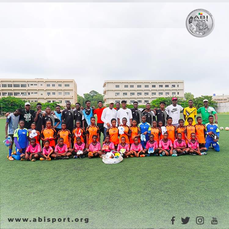 Image de Célébrités. Le footballeur international ivoirien Simon Adingra, fraîchement auréolé de la victoire à la Coupe d’Afrique des Nations 2023 avec les Eléphants de Côte d’Ivoire, a choisi de passer ses vacances au Bénin, là où sa carrière a pris ses racines. Ce retour aux sources ne se limite pas à des moments de repos, mais illustre aussi un hommage vibrant à l'Académie Bénin Investissement (ABI Sport FC), où il a fait ses premiers pas dans le monde du football. Un retour symbolique à ABI Sport Académie Bénin Simon Adingra, âgé de 22 ans, a marqué son passage à ABI Sport Académie Bénin en ramenant avec lui des équipements sportifs, témoignant ainsi de sa gratitude envers l'académie qui a façonné ses débuts. L'initiative n'a pas seulement été bien accueillie par l'académie, mais elle a également été perçue comme un geste de reconnaissance sincère envers ses débuts dans le football professionnel. En plus de ses contributions matérielles, Adingra a pris le temps de partager son expérience et ses conseils avec les jeunes footballeurs en formation à ABI Sport. Ses mots ont résonné comme des leçons de vie et d'ambition pour les aspirants sportifs qui voient en lui un modèle à suivre. La récente victoire de l’équipe nationale ivoirienne à la CAN 2023 a propulsé Adingra sous les projecteurs internationaux, mais son attachement à ses racines reste profondément ancré. Son choix de revenir à ABI Sport Académie Bénin reflète non seulement un engagement envers ses débuts modestes, mais aussi un désir de contribuer au développement du football dans la région. Résonance au sein de la communauté sportive L'initiative de Simon Adingra a suscité des réactions positives au sein de la communauté sportive régionale, soulignant l'importance de reconnaître et de soutenir les infrastructures locales qui nourrissent les talents. Son geste est perçu comme un exemple de la manière dont les sportifs professionnels peuvent redonner à leur communauté et inspirer les générations futures. En conclusion, le voyage de Simon Adingra au Bénin pour ses vacances ne se limite pas à une pause méritée après une saison bien remplie, mais représente aussi un retour aux sources chargé de symbolisme et de reconnaissance envers ceux qui l'ont aidé à atteindre les sommets du football international. Son engagement envers ABI Sport Académie Bénin et sa volonté de partager son expérience montrent un aspect admirable de sa personnalité, tout en inspirant une nouvelle génération de talents en herbe.