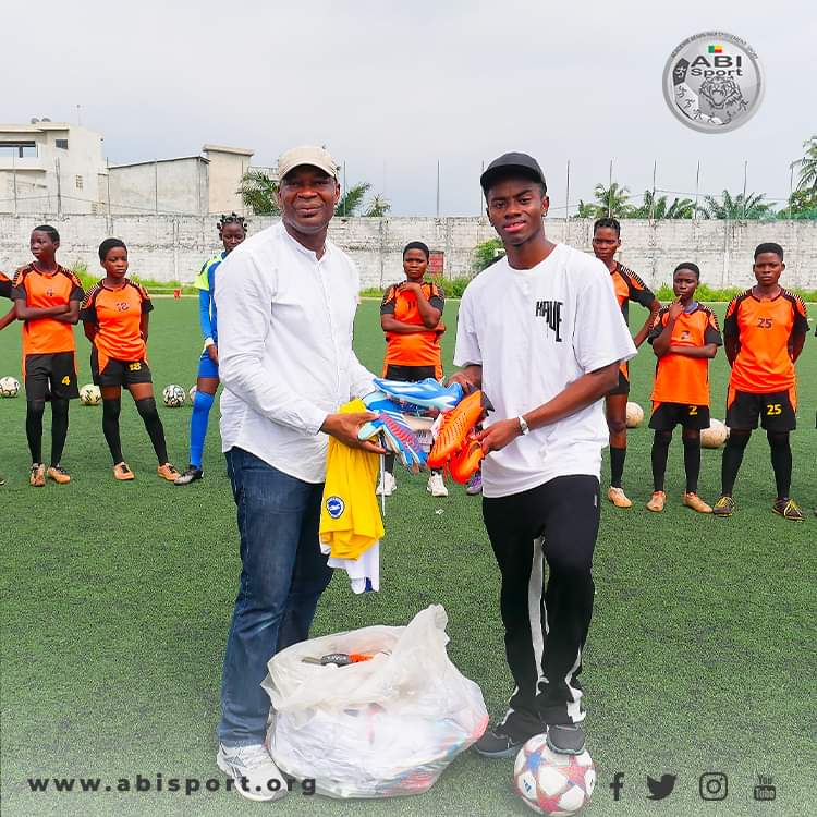 Deuxième Image de Célébrités. Le footballeur international ivoirien Simon Adingra, fraîchement auréolé de la victoire à la Coupe d’Afrique des Nations 2023 avec les Eléphants de Côte d’Ivoire, a choisi de passer ses vacances au Bénin, là où sa carrière a pris ses racines. Ce retour aux sources ne se limite pas à des moments de repos, mais illustre aussi un hommage vibrant à l'Académie Bénin Investissement (ABI Sport FC), où il a fait ses premiers pas dans le monde du football. Un retour symbolique à ABI Sport Académie Bénin Simon Adingra, âgé de 22 ans, a marqué son passage à ABI Sport Académie Bénin en ramenant avec lui des équipements sportifs, témoignant ainsi de sa gratitude envers l'académie qui a façonné ses débuts. L'initiative n'a pas seulement été bien accueillie par l'académie, mais elle a également été perçue comme un geste de reconnaissance sincère envers ses débuts dans le football professionnel. En plus de ses contributions matérielles, Adingra a pris le temps de partager son expérience et ses conseils avec les jeunes footballeurs en formation à ABI Sport. Ses mots ont résonné comme des leçons de vie et d'ambition pour les aspirants sportifs qui voient en lui un modèle à suivre. La récente victoire de l’équipe nationale ivoirienne à la CAN 2023 a propulsé Adingra sous les projecteurs internationaux, mais son attachement à ses racines reste profondément ancré. Son choix de revenir à ABI Sport Académie Bénin reflète non seulement un engagement envers ses débuts modestes, mais aussi un désir de contribuer au développement du football dans la région. Résonance au sein de la communauté sportive L'initiative de Simon Adingra a suscité des réactions positives au sein de la communauté sportive régionale, soulignant l'importance de reconnaître et de soutenir les infrastructures locales qui nourrissent les talents. Son geste est perçu comme un exemple de la manière dont les sportifs professionnels peuvent redonner à leur communauté et inspirer les générations futures. En conclusion, le voyage de Simon Adingra au Bénin pour ses vacances ne se limite pas à une pause méritée après une saison bien remplie, mais représente aussi un retour aux sources chargé de symbolisme et de reconnaissance envers ceux qui l'ont aidé à atteindre les sommets du football international. Son engagement envers ABI Sport Académie Bénin et sa volonté de partager son expérience montrent un aspect admirable de sa personnalité, tout en inspirant une nouvelle génération de talents en herbe.