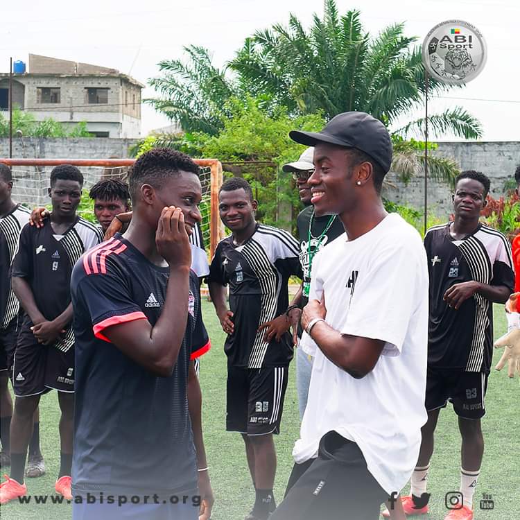 Troisième Image de Célébrités. Le footballeur international ivoirien Simon Adingra, fraîchement auréolé de la victoire à la Coupe d’Afrique des Nations 2023 avec les Eléphants de Côte d’Ivoire, a choisi de passer ses vacances au Bénin, là où sa carrière a pris ses racines. Ce retour aux sources ne se limite pas à des moments de repos, mais illustre aussi un hommage vibrant à l'Académie Bénin Investissement (ABI Sport FC), où il a fait ses premiers pas dans le monde du football. Un retour symbolique à ABI Sport Académie Bénin Simon Adingra, âgé de 22 ans, a marqué son passage à ABI Sport Académie Bénin en ramenant avec lui des équipements sportifs, témoignant ainsi de sa gratitude envers l'académie qui a façonné ses débuts. L'initiative n'a pas seulement été bien accueillie par l'académie, mais elle a également été perçue comme un geste de reconnaissance sincère envers ses débuts dans le football professionnel. En plus de ses contributions matérielles, Adingra a pris le temps de partager son expérience et ses conseils avec les jeunes footballeurs en formation à ABI Sport. Ses mots ont résonné comme des leçons de vie et d'ambition pour les aspirants sportifs qui voient en lui un modèle à suivre. La récente victoire de l’équipe nationale ivoirienne à la CAN 2023 a propulsé Adingra sous les projecteurs internationaux, mais son attachement à ses racines reste profondément ancré. Son choix de revenir à ABI Sport Académie Bénin reflète non seulement un engagement envers ses débuts modestes, mais aussi un désir de contribuer au développement du football dans la région. Résonance au sein de la communauté sportive L'initiative de Simon Adingra a suscité des réactions positives au sein de la communauté sportive régionale, soulignant l'importance de reconnaître et de soutenir les infrastructures locales qui nourrissent les talents. Son geste est perçu comme un exemple de la manière dont les sportifs professionnels peuvent redonner à leur communauté et inspirer les générations futures. En conclusion, le voyage de Simon Adingra au Bénin pour ses vacances ne se limite pas à une pause méritée après une saison bien remplie, mais représente aussi un retour aux sources chargé de symbolisme et de reconnaissance envers ceux qui l'ont aidé à atteindre les sommets du football international. Son engagement envers ABI Sport Académie Bénin et sa volonté de partager son expérience montrent un aspect admirable de sa personnalité, tout en inspirant une nouvelle génération de talents en herbe.