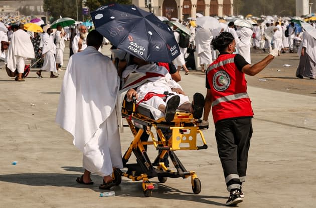 Image de L'islam pour les musulmans. Le hajj annuel à la Mecque, un événement sacré majeur pour des millions de musulmans à travers le monde, a été marqué cette année par une tragédie inédite. Une canicule d'une intensité extrême en Arabie Saoudite a coûté la vie à plus de 1 000 pèlerins, mettant en lumière les défis critiques auxquels sont confrontés les organisateurs et les fidèles lors de ce rituel religieux. Des températures records et un bilan tragique Depuis plusieurs jours, l'Arabie Saoudite fait face à des températures records dépassant les 50°C, rendant le hajj de cette année particulièrement éprouvant. Selon les rapports officiels, la canicule a causé la mort de plus de 1 000 pèlerins, accentuant les risques déjà inhérents à cet événement religieux d'envergure mondiale. Les autorités saoudiennes, confrontées à cette tragédie, ont mobilisé des ressources considérables pour répondre à l'urgence sanitaire et logistique. Le hajj de cette année a rassemblé plus de 1,8 million de pèlerins, dont 1,6 million venus de l'étranger, dans une Mecque brûlante sous un soleil implacable. Cette affluence massive, combinée aux conditions météorologiques extrêmes, a exacerbé les défis logistiques et sanitaires pour les organisateurs. La gestion d'une telle foule dans des conditions de chaleur extrême a mis à rude épreuve les infrastructures et les services médicaux déployés pour assurer la sécurité et le bien-être des fidèles. Le hajj, pilier fondamental de l'islam, symbolise l'unité et la dévotion des croyants envers leur foi. Cependant, les événements tragiques de cette année soulèvent des questions cruciales sur la préparation et la sécurité des grands rassemblements religieux face aux défis climatiques croissants. Les changements climatiques globaux rendent les vagues de chaleur extrêmes plus fréquentes et plus intenses, posant un défi existentiel aux traditions et aux pratiques religieuses qui rassemblent des millions de fidèles chaque année. Réflexions sur l'avenir du hajj et les défis climatiques Alors que les autorités saoudiennes travaillent à évaluer les circonstances de cette tragédie et à renforcer les mesures de sécurité pour l'avenir, une question reste prégnante : comment assurer la sécurité et le confort des pèlerins dans un contexte de changement climatique accru ? Les discussions sur l'adaptation des infrastructures, la planification des événements et les stratégies d'urgence deviennent essentielles pour préserver l'intégrité du hajj tout en répondant aux réalités climatiques contemporaines. En conclusion, la canicule meurtrière qui a marqué le hajj cette année souligne l'urgence d'une réflexion approfondie sur la manière dont les sociétés et les institutions religieuses peuvent s'adapter aux défis climatiques croissants. Le hajj, symbole de dévotion et de rassemblement pour des millions de musulmans, doit naviguer dans un environnement mondial de plus en plus volatile et incertain. La question demeure : quelles mesures seront prises pour assurer la sécurité et la continuité de ce rituel essentiel à l'islam dans un monde en mutation climatique rapide ?