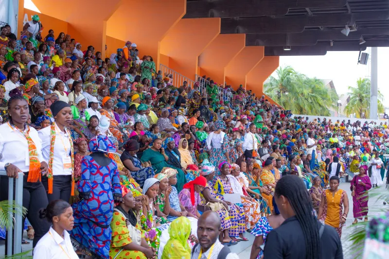 Troisième Image de Politique. Le Parc des Sports de Treichville a été le théâtre d'un événement marquant ce samedi 22 juin 2024, alors que près de 50 000 femmes venues de tous horizons se sont réunies pour exprimer leur profonde reconnaissance envers le Président de la République, Alassane Ouattara. Organisé par le comité dirigé par Nassénéba Touré, ministre de la Femme, de la Famille et de l’Enfant, cet événement a été une démonstration vibrante de soutien aux actions de développement et à la politique de promotion du genre menées sous sa présidence. Une mobilisation justifiée par des réalisations tangibles Nassénéba Touré a souligné l'importance de cette mobilisation, mettant en lumière les progrès significatifs réalisés grâce à la vision stratégique, à la détermination et au travail acharné du Président Ouattara. Depuis 2012, la Côte d'Ivoire a vu l'adoption de nombreuses réformes législatives et la mise en place de programmes visant à promouvoir les droits des femmes et leur intégration socioéconomique. Au cœur de ces efforts, le Fonds d’Appui aux Femmes de Côte d’Ivoire (FAFCI), dirigé par la Première Dame Dominique Ouattara, a été salué comme un modèle international. Ce fonds a joué un rôle crucial en permettant à plus de 370 000 femmes de retrouver leur dignité et de renforcer leur autonomisation économique. "Le FAFCI est devenu une référence mondiale, sollicitée même par les Nations Unies", a affirmé la ministre. Kandia Camara, première femme présidente du Sénat ivoirien, a relayé un appel vibrant à la solidarité parmi les femmes ivoiriennes, soulignant l'importance de l'union pour renforcer les efforts de développement à leur égard. Elle a rappelé l'engagement continu en faveur de l'égalité des genres et de l'autonomisation des femmes dans tous les secteurs de la société. Témoignages émouvants et reconnaissance officielle L'événement a été marqué par des témoignages poignants de femmes leaders dans divers domaines, toutes unanimes quant aux réalisations du Président Ouattara. La présence et les mots de Dominique Ouattara ont été particulièrement soulignés, exprimant sa gratitude envers les femmes pour leur rôle essentiel dans les succès observés en Côte d'Ivoire. "Votre implication collective a été déterminante pour les progrès remarquables de notre pays", a-t-elle déclaré. La journée s'est conclue dans une atmosphère de fête et de communion, avec des performances artistiques et des moments de partage entre les participantes. Au-delà de la célébration des avancées en matière de genre, cet événement a renforcé les liens de solidarité parmi les femmes ivoiriennes, illustrant leur engagement indéfectible envers le développement national et leur rôle crucial dans la transformation sociale et économique du pays. Vers quelles nouvelles initiatives les femmes ivoiriennes pourraient-elles orienter leurs efforts pour renforcer leur impact sur la société ?