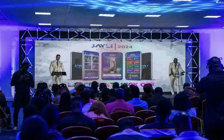 Image de Événements/Sorties. Le Sofitel Hôtel Ivoire d’Abidjan a récemment accueilli le lancement officiel de la deuxième édition des Jayli Awards, un événement phare du calendrier culturel africain. Le rassemblement a été marqué par la présence de personnalités influentes issues de divers horizons, témoignant de l'importance croissante de cet événement dans le paysage artistique africain. Conditions de Participation et Innovations Dévoilées Cheick Yvhane, CEO de C.Waï et Commissaire général des Jayli Awards, a ouvert les festivités en exposant les modalités de participation. Pour cette édition, les artistes sont invités à soumettre leurs œuvres produites entre le 1ᵉʳ août 2023 et le 31 juillet 2024 avant le 6 août 2024. « Les candidats doivent présenter un EP ou au moins un album pour être éligibles », a précisé Yvhane. Neuf catégories seront distinguées cette année, chacune avec son trophée dédié, en plus d'un prix hommage destiné à une figure emblématique de la culture africaine. Les organisateurs ont décidé de reconduire les pratiques éprouvées de l'édition précédente, notamment en ce qui concerne le processus de vote et la composition du jury. Sous la présidence de la légende musicale Youssou N’Dour, le jury restera chargé d'évaluer les productions artistiques en compétition, assurant ainsi une évaluation rigoureuse et impartiale. Ismael Savané, Directeur général de Panoramic et co-organisateur des Jayli Awards, a levé le voile sur les nouveautés majeures de cette année. « Nous avons étendu l'événement sur trois jours pour inclure des panels, des ateliers de formation pour les acteurs culturels, et des sessions de partage d’expériences », a-t-il annoncé. Cette approche vise à transformer l'événement en une plateforme dynamique de développement professionnel et artistique, culminant avec la soirée de gala Jayli Night où seront honorés les lauréats. Appel à Participation et Engagement Artistique Les artistes aspirant à briller lors du Jayli Night, qui sera diffusé sous un format télévisé captivant à l’américaine, sont invités à s'inscrire dès maintenant sur le site officiel des Jayli Awards : www.jayliawards.com. L'événement offre non seulement une visibilité sans précédent mais aussi la chance de décrocher le prestigieux trophée Jayli, une création artistique unique de deux kilos, symbole d'excellence et de reconnaissance. Les Jayli Awards se positionnent comme un carrefour majeur de la diversité culturelle africaine, célébrant non seulement les talents émergents mais aussi les figures établies de la scène artistique. Cette deuxième édition promet d'aller au-delà des attentes, renforçant les liens au sein de la communauté artistique africaine tout en projetant ses créations vers une reconnaissance internationale. Avec ses innovations ambitieuses et son engagement à promouvoir l'excellence culturelle africaine, les Jayli Awards 2024 s'affirment comme un événement essentiel pour les passionnés de culture et les professionnels du secteur. À l'aube de cette nouvelle édition, la question demeure : quelles nouvelles perspectives ces Jayli Awards apporteront-ils à la scène artistique africaine et au-delà ?