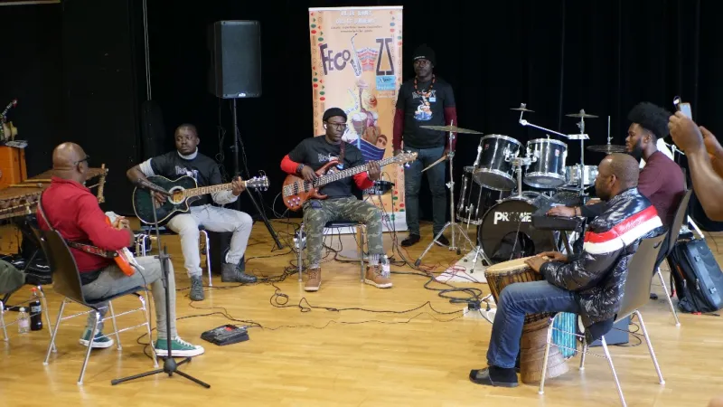 Image de Musique/Radio. Le FECOJAZZ Nantes 2024 a marqué un tournant décisif pour la scène musicale ivoirienne, avec le Collectif Codijazz sous la houlette de Jarafro propulsant la musique de fusion ivoirienne vers de nouveaux horizons européens. Cet événement, né de la collaboration fructueuse entre artistes ivoiriens et institutions nantaises, a réuni pendant cinq jours des passionnés de musique et des acteurs culturels autour d'une célébration artistique et scientifique unique en son genre. Une Rencontre Prometteuse et une Collaboration Fructueuse À l'origine du FECOJAZZ Nantes, une rencontre déterminante entre Jarafro et les responsables de la Maison des Confluences de Clos Toreau à Nantes a jeté les bases d'un projet ambitieux. Convaincus par la vision de Jarafro, les appuis institutionnels, notamment celui de Johanna Rolland, Maire de Nantes, ont permis de concrétiser cette première édition européenne. Du 10 au 14 juin, la Maison des Confluences a été le théâtre d'échanges culturels intensifs. Ateliers, master classes, et expositions ont enrichi le programme scientifique et artistique, centré sur le thème "Vie de jeunes, d'ici et d'ailleurs". Ces journées ont favorisé la découverte et l'appréciation du Codijazz auprès d'un public international, renforçant les liens entre les cultures. Le point d'orgue du FECOJAZZ Nantes 2024 s'est déroulé à La Cambuse de la Guinguette, offrant une scène éblouissante à des artistes renommés comme John Kiffy, O'Med Shoulder, et bien sûr, Jarafro lui-même. Ce concert final a captivé un public conquis, mêlant Ivoiriens et Européens dans une ambiance électrique et festive. Une Initiative Saluée La réussite de cette première édition européenne a témoigné de l'impact croissant du Codijazz sur la scène musicale internationale. Grâce au soutien précieux de partenaires comme la mairie de Nantes, l'association 2LC, et le ministère de la Culture de Côte d'Ivoire, le FECOJAZZ Nantes a brillamment promu la culture ivoirienne et renforcé les échanges culturels entre la Côte d'Ivoire et la France. Le Collectif Codijazz a exprimé sa reconnaissance envers les soutiens indéfectibles de l'Ambassade de France en Côte d'Ivoire et du Goethe Institut de Côte d'Ivoire, soulignant l'importance de leur contribution à cette réussite. Fort de cette expérience, Jarafro et son équipe envisagent l'avenir avec optimisme, déterminés à faire rayonner le Codijazz à travers le monde et à renforcer les ponts culturels entre les continents. Comment le FECOJAZZ Nantes 2024 pourrait-il influencer l'avenir de la musique de fusion africaine sur la scène internationale ?