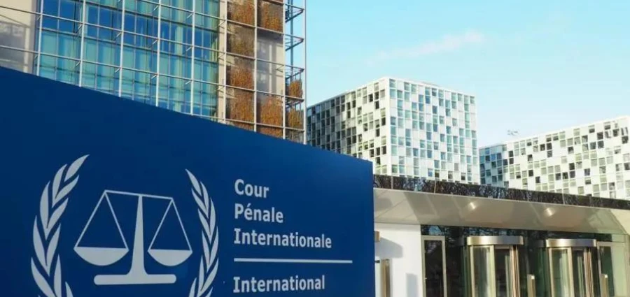 Image de Politique. Le dossier de la Côte d'Ivoire devant la Cour pénale internationale (CPI) reste ouvert, malgré les rumeurs de clôture qui ont émergé début juin. Avec les nouvelles phases d'investigation lancées pour identifier les responsables des violences post-électorales de 2010-2011, cet article se penche sur les développements récents et les implications plus larges pour la justice internationale et la société ivoirienne. Des enquêtes en évolution Les rumeurs récentes prétendaient à la clôture de l'enquête dite "Côte d'Ivoire 2", mais Charles Blé Goudé, figure centrale de la crise ivoirienne et ancien détenu acquitté par la CPI, a contredit ces affirmations. "Les enquêtes sont à la phase 3", a-t-il précisé, indiquant une progression active des investigations. Cette phase cruciale vise à rassembler davantage de preuves sur les atrocités commises lors des troubles, qui ont fait plus de 3 000 morts selon les estimations des Nations Unies. La CPI avait initialement émis des mandats d'arrêt contre l'ex-président Laurent Gbagbo, son épouse Simone et Charles Blé Goudé. Tous trois ont été jugés, avec Gbagbo et Blé Goudé acquittés en 2021 des accusations de crimes de guerre et de crimes contre l'humanité. Ces acquittements ont suscité un débat international sur l'efficacité et l'impartialité de la CPI, surtout après l'annulation du mandat d’arrêt contre Simone Gbagbo. Le procureur de la CPI a également révélé que des investigations sont en cours sur les crimes présumés du camp pro-Alassane Ouattara, avec une attention particulière portée à des figures comme Guillaume Soro, ancien chef du Parlement et leader des Forces nouvelles. Ces enquêtes rencontrent des obstacles, notamment en raison des limites des ressources de la CPI et de la coopération parfois réticente des autorités ivoiriennes. Justice nationale versus justice internationale L'extradition de Laurent Gbagbo à La Haye avait été suivie par des déclarations des autorités ivoiriennes affirmant leur capacité à juger les crimes localement. Cependant, la coopération avec la CPI a été inconstante. En 2021, Amadé Ouérémi, lié aux forces pro-Ouattara, a été condamné à vie pour son rôle dans les massacres de Duékoué, mettant en lumière les tensions entre justice nationale et obligations internationales. La CPI continue de travailler sur l'affaire ivoirienne, cherchant à apporter justice aux victimes. Cette nouvelle phase d’enquêtes pourrait être déterminante pour la vérité et la réconciliation en Côte d'Ivoire. Alors que le monde observe, la question demeure : les efforts de la Cour contribueront-ils réellement à une paix durable et équitable en Côte d'Ivoire ? Comment les développements futurs de cette enquête influenceront-ils la perception de la justice internationale et la stabilité en Côte d'Ivoire ?