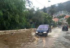 Image de Affaires Etrangères. Cet événement exceptionnel survenu en France et qualifié de catastrophe naturel, a fait plus de 20 morts et de nombreux dégâts matériels. En effet, des régions de la France que sont les Alpes Maritimes et le Var ont connu une forte tombé »e de pluie sans précédentes qui ont causé une forte inondation des régions citées. Le bilan aurait été plus lourd si des personnes généreuses n’étaient pas venu au secours de leurs voisins en difficultés. Face à l’ampleur des dégâts qui nécessite l’aide de l’Etat français, un décret dont le but est de classé ces inondations comme catastrophe naturel est envisagé. Ce qui permettrait aux victimes de recevoir une compensation financière pour les pertes. Que retenir de ces événements ? Les prises par l’Etat français serait une manière de dire que l’on ne peut rien contre la nature et que ce sont des événements que l’on n’aurait pas pu éviter ?