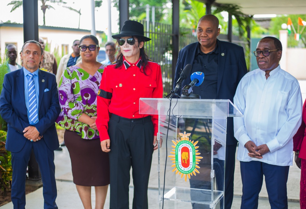 Image de Événements/Sorties. La Jackson Family Foundation, réputée mondialement pour ses contributions culturelles et humanitaires, effectue une visite officielle en Côte d'Ivoire, une nouvelle confirmée par Abidjan.net le lundi 21 juin 2024. Cette visite marque le début d'une série d'événements importants, y compris un concert exceptionnel des frères Jackson, un dîner de gala de charité, et une exposition de photos suivie d’une vente aux enchères des œuvres de Michael Jackson. Préparation pour un Concert Exceptionnel L'objectif principal de cette visite est de préparer l’arrivée des frères Jackson pour un concert exceptionnel prévu en fin d’année en Côte d'Ivoire. Cet événement est très attendu et promet d’attirer des fans de toute l'Afrique de l'Ouest. La performance des frères Jackson sera une célébration de la musique et de l'héritage culturel de Michael Jackson, renforçant les liens entre les cultures ivoirienne et américaine. En marge du concert, un dîner de gala de charité sera organisé. Ce gala sera accompagné d’une exposition de photos et d’une vente aux enchères des œuvres de Michael Jackson. Les fonds récoltés lors de ces événements seront destinés à la construction d’un édifice culturel ou social à Krindjabo, qui pourrait être une école ou une installation de santé. Cette initiative souligne l’engagement de la fondation à avoir un impact durable sur les communautés locales. L'un des moments forts de la visite sera l'inauguration d'un mémorial dédié à Michael Jackson à Krindjabo, une localité située dans le Sud-est de la Côte d'Ivoire. La pose de la première pierre du mémorial est prévue pour le mardi 25 juin 2024, une date symbolique coïncidant avec l'anniversaire du décès de la star. Cette cérémonie est destinée à honorer l’héritage de Michael Jackson et à renforcer les liens culturels entre les deux nations. La délégation de la Jackson Family Foundation comprend le président de la fondation, son vice-président, M. Wang Yonghua (sosie officiel de Michael Jackson) et le président de la mutuelle de Krindjabo. Ils ont été reçus par Dr Aka Aouélé, président du conseil régional du SANWI. Cette audience démontre l'importance de cette visite et l'engagement des autorités ivoiriennes à soutenir cette initiative. Activités Culturelles et Engagement Communautaire Durant leur séjour, plusieurs audiences et événements sont prévus, dont une parade à Abidjan le mercredi 26 juin, permettant à la population ivoirienne de participer activement à cette visite de grande envergure. Ces activités offrent une opportunité unique de mettre en lumière le riche patrimoine culturel de la Côte d'Ivoire et de promouvoir les échanges culturels. La visite de la Jackson Family Foundation est une occasion exceptionnelle pour la Côte d'Ivoire de renforcer ses relations internationales. En célébrant les racines partagées et en favorisant les échanges culturels, cet événement positionne la Côte d'Ivoire comme un acteur clé sur la scène culturelle mondiale. L'impact de cette visite s'étendra au-delà des événements immédiats, laissant un héritage durable de coopération et de compréhension mutuelle. La venue de la Jackson Family Foundation en Côte d'Ivoire représente bien plus qu'une simple visite. Elle est le reflet d'un engagement profond en faveur de l'humanité et de la culture. Les événements prévus, notamment le concert, le gala de charité, et l’inauguration du mémorial, offrent des opportunités uniques pour promouvoir la culture, renforcer les liens internationaux et soutenir des initiatives sociales cruciales. Comment cette visite de la Jackson Family Foundation influencera-t-elle les futures initiatives culturelles et humanitaires en Côte d'Ivoire, et quelles collaborations internationales pourraient en découler pour renforcer le développement social et culturel du pays?