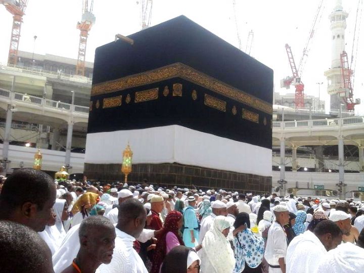 Image de L'islam pour les musulmans. Abidjan, Côte d'Ivoire (Top News Africa) – La phase retour du Hadj 2024 a débuté ce lundi 24 juin, marquant le retour des premiers pèlerins ivoiriens après leur séjour en terre sainte. Cet événement marque un moment important pour les fidèles musulmans ivoiriens qui ont accompli ce pilier fondamental de l'islam. Arrivée des premiers pèlerins Les premiers pèlerins ont quitté l'Arabie Saoudite à bord du vol charter No XY9190, dimanche soir. Leur vol a atterri à l'aéroport Félix Houphouët-Boigny d'Abidjan à 9h35 GMT, heure locale. La joie et l'émotion étaient palpables à l'aéroport, où familles et proches attendaient impatiemment de retrouver leurs êtres chers après ce voyage spirituel. La phase retour du Hadj 2024 s'étend du 24 juin au 3 juillet, période pendant laquelle plusieurs vols charters assureront le retour progressif des pèlerins ivoiriens. Cette logistique complexe a été minutieusement préparée pour garantir un retour sécurisé et ordonné. Les autorités ivoiriennes, en collaboration avec les agences de voyage et les autorités saoudiennes, ont mis en place des mesures pour faciliter ce processus. Le Hadj est une expérience profondément spirituelle et communautaire pour les musulmans. Pour les pèlerins ivoiriens, ce voyage a représenté une occasion de renforcer leur foi, de prier pour eux-mêmes et leurs familles, et de vivre des moments de communion avec des musulmans du monde entier. Chaque étape du Hadj, des rites à La Mecque aux prières sur le mont Arafat, a offert des opportunités de réflexion et de purification spirituelle. Témoignages de pèlerins Parmi les premiers pèlerins de retour, beaucoup ont partagé leurs expériences et les moments marquants de leur pèlerinage. "C'était un voyage inoubliable. La grandeur de la Kaaba, la solidarité entre les pèlerins, tout cela m'a profondément touché", a déclaré Adama Coulibaly, un des premiers à atterrir à Abidjan. Ces témoignages reflètent l'importance du Hadj dans la vie des musulmans et le renouveau spirituel qu'il apporte. La sécurité et la santé des pèlerins ont été une priorité durant ce Hadj. En raison des récentes pandémies, des mesures sanitaires strictes ont été mises en place pour protéger les pèlerins. Les autorités saoudiennes ont déployé des efforts considérables pour assurer la sécurité de tous les participants, incluant des contrôles sanitaires rigoureux et des protocoles de distanciation sociale lorsque nécessaire. Le retour des pèlerins du Hadj a également un impact significatif sur la communauté locale et l'économie. Les pèlerins apportent avec eux des souvenirs et des récits qui enrichissent la vie culturelle et spirituelle de leurs communautés. De plus, l'organisation du Hadj génère des opportunités économiques pour les agences de voyage, les compagnies aériennes et les services connexes. Le retour des premiers pèlerins ivoiriens marque une étape importante dans la phase retour du Hadj 2024. Cet événement est un moment de joie et de réflexion pour les familles et les communautés musulmanes en Côte d'Ivoire. Le Hadj, en tant que pilier fondamental de l'islam, continue d'inspirer et de renforcer la foi des millions de musulmans à travers le monde. Comment la participation au Hadj peut-elle continuer à influencer positivement les communautés musulmanes en Côte d'Ivoire, et quelles initiatives pourraient être mises en place pour soutenir les pèlerins avant, pendant et après leur voyage spirituel ?