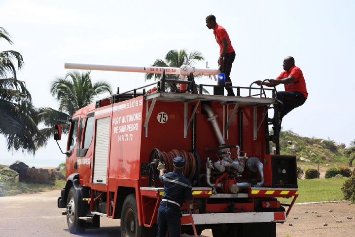 Image de Faits Divers. Abidjan, Côte d'Ivoire - Le Groupement des Sapeurs Pompiers Militaires (GSPM) a annoncé ce lundi, via une note consultée par Abidjan.net, que trois personnes ont été grièvement brûlées dans l'incendie d'un camion-citerne survenu sur l'autoroute du Nord, voie Sud PK 135, le dimanche 23 juin 2024, aux environs de 13h43, heure locale. Cet incident tragique a mis en lumière les risques inhérents au transport de matières dangereuses sur les routes ivoiriennes. Les Détails de l'Incident Le camion-citerne, transportant 45 000 litres d'essence super, s'est renversé sur la chaussée, obstruant la voie et prenant feu. La cause exacte de l'accident reste à déterminer, mais les premières constatations suggèrent une perte de contrôle du véhicule, possiblement due à une défaillance mécanique ou à une erreur de conduite. L'incendie qui s'en est suivi a rapidement pris de l'ampleur, menaçant la sécurité des usagers de la route et des habitants des environs. Les sapeurs-pompiers ont été déployés en urgence pour maîtriser le sinistre. Grâce à une intervention rapide et efficace, utilisant deux lances à mousse, ils ont réussi à éteindre l'incendie. Leurs efforts ont permis de prévenir une catastrophe de plus grande envergure, bien que le bilan humain soit sévère avec trois personnes grièvement brûlées. Ces victimes ont été immédiatement prises en charge et transportées au centre des grands brûlés de Cocody pour des soins spécialisés. Cet incident met en exergue les dangers associés au transport de substances hautement inflammables sur les routes. Les camions-citernes, essentiels pour l'approvisionnement en carburant, présentent des risques élevés en cas d'accident. La manipulation et le transport de ces matières requièrent des mesures de sécurité rigoureuses, tant pour les chauffeurs que pour les autres usagers de la route. Témoignages et Réactions Les témoins de la scène ont décrit des moments de panique et de chaos, avec des flammes atteignant plusieurs mètres de haut. "C'était terrifiant. Le feu était intense et il y avait une forte odeur d'essence. Les pompiers ont fait un travail incroyable pour éteindre les flammes et secourir les blessés", a déclaré un automobiliste présent sur les lieux. Les autorités locales ont également réagi, exprimant leur inquiétude et leur soutien aux victimes et à leurs familles. En réponse à cet incident, les autorités ivoiriennes envisagent de renforcer les mesures de sécurité pour le transport de matières dangereuses. Cela inclut une formation plus rigoureuse des chauffeurs, des inspections régulières des véhicules et l'amélioration des infrastructures routières pour minimiser les risques d'accidents. Les campagnes de sensibilisation à la sécurité routière seront également intensifiées pour éduquer le public sur les comportements à adopter en cas d'incident impliquant des substances inflammables. L'efficacité de l'intervention des sapeurs-pompiers dans ce drame souligne l'importance des services d'urgence bien équipés et bien formés. Leur capacité à réagir rapidement et à gérer des situations de crise est essentielle pour limiter les dégâts et sauver des vies. Les investissements continus dans les ressources, la formation et l'équipement des services d'urgence sont cruciaux pour améliorer la résilience face à de tels incidents. L'incendie du camion-citerne sur l'autoroute du Nord est un rappel brutal des dangers liés au transport de matières dangereuses. Alors que les victimes se rétablissent au centre des grands brûlés de Cocody, il est impératif que des mesures soient prises pour prévenir de futurs incidents. La sécurité routière et la gestion des substances inflammables doivent rester des priorités pour protéger les vies et les biens. Comment les autorités ivoiriennes peuvent-elles améliorer davantage la sécurité du transport de matières dangereuses pour prévenir de tels incidents à l'avenir et quelles stratégies peuvent être mises en place pour renforcer la réactivité des services d'urgence en cas de catastrophe ?