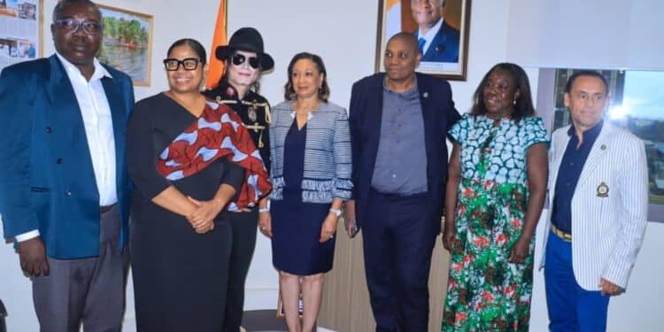 Image de Société. Le lundi 24 juin, à Abidjan, s'est déroulée une rencontre poignante marquant le lien indélébile entre Michael Jackson, le roi incontesté de la pop, et la Côte d'Ivoire. La Ministre de la Culture et de la Francophonie, Françoise Remarck, a reçu dans son cabinet le sosie de Michael Jackson et les représentants de la Michael Jackson Legacy Foundation. Cette audience coïncidait avec la veille de l'anniversaire de la disparition tragique de l'artiste, un moment choisi pour réaffirmer l'engagement envers son héritage et lancer des projets de bienfaisance en son nom. Un pont culturel entre continents "La présence de la Fondation en terre ivoirienne symbolise la connexion continue entre Michael Jackson et ses fans africains, et illustre le pouvoir de l'art pour unir les peuples," a déclaré Françoise Remarck lors de la réception. La ministre a mis en lumière les divers projets prévus pour célébrer la mémoire de l'artiste tout en contribuant de manière significative aux communautés locales. La visite de la fondation en Côte d'Ivoire n'est pas seulement commémorative mais aussi constructive. Le projet phare est l'érection d'un monument dédié à Michael Jackson à Krindjabo, lieu symbolique où l'artiste avait été fait chef traditionnel lors de sa visite en 1992. "Ce monument de six mètres de haut ne sera pas seulement un symbole de sa stature artistique mais aussi de son engagement humanitaire," a expliqué un membre de la délégation. En plus du monument, un dîner-gala de charité est prévu à Abidjan en novembre, avec pour objectif de lever des fonds pour des initiatives éducatives et sanitaires à Krindjabo. La délégation a également organisé une visite à Krindjabo, le 25 juin, jour de l'anniversaire de la mort de Michael Jackson. Cette journée a été marquée par des cérémonies traditionnelles et des hommages rendus par les habitants et les autorités locales. "Venir ici aujourd'hui, sur ces terres qui ont accueilli Michael Jackson, c'est comme renouer avec son esprit de paix et de fraternité qui a transcendé les frontières," a témoigné le sosie lors de la cérémonie. Implications culturelles et économiques La collaboration entre la Michael Jackson Legacy Foundation et le Ministère de la Culture ivoirien a également une dimension économique. Les événements planifiés sont susceptibles de stimuler le tourisme culturel et de promouvoir la richesse culturelle du pays. "Nous envisageons ces initiatives comme un moteur de développement local, attirant les admirateurs de Michael Jackson et les touristes du monde entier," a souligné Dr Eugène Aka Aouélé, président du Conseil Régional du Sud-Comoé. À travers ces actions, la Côte d'Ivoire ne se contente pas de rendre hommage à une icône mondiale; elle réaffirme son rôle actif dans la préservation et la promotion de la culture populaire mondiale. L'initiative témoigne de la manière dont l'héritage de figures culturelles peut être canalisé pour des causes progressistes et des impacts sociaux profonds. À travers ces événements et projets, la Côte d'Ivoire se positionne non seulement comme gardienne de la mémoire de Michael Jackson mais aussi comme actrice de la perpétuation de son héritage philanthropique. Dans un monde où les liens culturels et humanitaires sont plus nécessaires que jamais, de telles initiatives soulignent-elles l'importance de la culture dans la diplomatie soft power ?