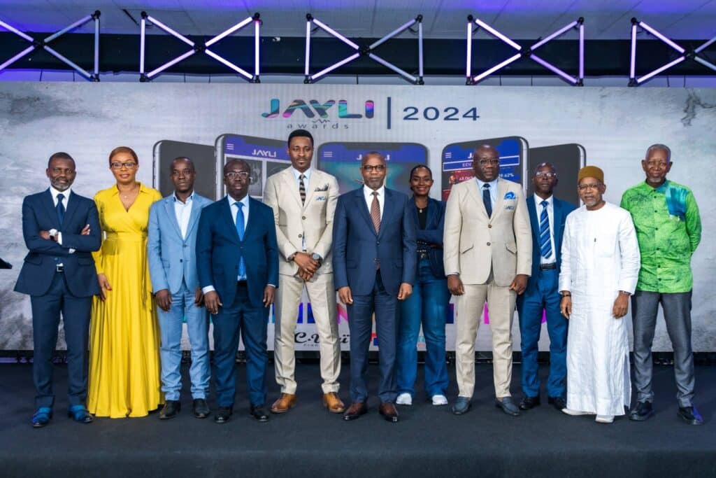 Image de Musique/Radio. Abidjan, la vibrante métropole ivoirienne, s'apprête à accueillir la deuxième édition des Jayli Awards, un événement désormais incontournable dans le paysage musical africain. Lancée le 21 juin dernier dans l'élégant cadre du Sofitel Hôtel Ivoire de Cocody, cette cérémonie promet de marquer un tournant décisif dans la reconnaissance et la promotion des talents musicaux du continent. Un lancement en grande pompe L'édition 2024 des Jayli Awards a été officiellement inaugurée lors d'une soirée qui a réuni des figures emblématiques de l'industrie musicale, tant ivoiriennes qu'internationales. Cheick Yvhane, directeur général de la structure C. Wai, et Ismaël Savané, à la tête de l'entreprise Panoramic, ont présenté les grandes lignes de cette édition qui se déroulera du 31 octobre au 2 novembre. Ils ont souligné l'importance de cet événement qui vise à célébrer et à propulser sur la scène internationale les artistes qui façonnent l'avenir de la musique africaine. Les Jayli Awards ne se contentent pas de récompenser les succès du passé ; ils cherchent aussi à encourager les talents émergents. Pour participer, les artistes doivent avoir produit un EP ou un album entre le 1er août 2023 et le 31 juillet 2024, et ont jusqu'au 6 août pour soumettre leurs œuvres. Cette initiative vise à stimuler la production musicale de qualité et à garantir une compétition vivante et actuelle. Au-delà des récompenses, les Jayli Awards se distinguent par un programme riche incluant des panels, des ateliers de formation pour les acteurs de l'industrie, et des sessions de partage d'expériences. Ces activités sont conçues pour renforcer les capacités des artistes et des professionnels de la musique, assurant ainsi la pérennité et le dynamisme de l'industrie musicale ivoirienne. Le vote : une affaire de tous La particularité des Jayli Awards réside dans son processus de vote démocratique et transparent. "Chaque votant a une voix", affirme l'organisation. Le public joue un rôle prépondérant, avec son vote représentant 75% du total pour la plupart des catégories, et même 100% pour la chanson de l'année. Cette méthode vise à engager davantage le public et à refléter véritablement les goûts et les préférences des fans de musique. Les Jayli Awards ne sont pas seulement un événement culturel ; ils constituent également un moteur économique important pour Abidjan et pour la Côte d'Ivoire. En attirant des visiteurs de toute l'Afrique et d'ailleurs, ils stimulent le tourisme culturel et économique, contribuant ainsi au rayonnement international de la ville et du pays. En consolidant le statut d'Abidjan comme capitale de la musique africaine, les Jayli Awards 2024 promettent de devenir un symbole de l'excellence et de l'innovation artistique sur le continent. À travers cet événement, la Côte d'Ivoire ne célèbre pas seulement ses talents locaux ; elle se positionne comme une force majeure dans la diffusion de la culture africaine à travers le monde. En favorisant une industrie musicale florissante, quelle influence les Jayli Awards auront-ils sur les futures générations d'artistes africains?