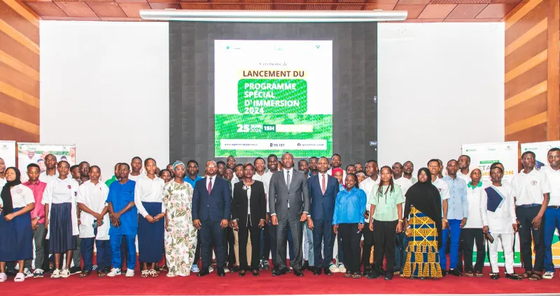 Image de Études/Devoirs. Dans une démarche innovante pour rapprocher les jeunes Ivoiriens du monde professionnel, le Ministre de la Promotion de la Jeunesse, de l’Insertion Professionnelle et du Service Civique, Mamadou Touré, a officiellement lancé le Programme Spécial d’Immersion 2024. Cette initiative, qui s'inscrit dans le cadre du PJ Gouv 2023-2025, vise à offrir à 20 000 jeunes, âgés de 15 à 30 ans, une expérience concrète dans divers secteurs de la fonction publique et du privé. Ce programme ambitieux a été inauguré le 25 juin 2024 à l’Immeuble CRRAE-UEMOA au Plateau, en présence de la Ministre de l’Éducation Nationale et de l’Alphabétisation, Mariatou Koné. Un Programme en Réponse aux Besoins d'Orientation Professionnelle Mamadou Touré, en sa qualité de ministre, a souligné l’importance de ce programme dans le contexte de réformes éducatives et professionnelles majeures. « Nous savons que les problèmes d'orientation peuvent impacter les résultats scolaires des enfants », a-t-il déclaré, reconnaissant ainsi la nécessité de connecter les jeunes de manière pragmatique aux réalités du marché du travail. En 2023, le programme a touché 1 105 000 jeunes, avec 512 993 bénéficiant directement de formations liées à l'insertion professionnelle. Pour 2024, les objectifs sont encore plus ambitieux, visant à engager 512 773 jeunes dans des activités qui renforcent leurs compétences et préparent efficacement à l'emploi. Le programme offre des stages dans la fonction publique et le secteur privé, avec une allocation mensuelle de 45 000 francs CFA pour chaque participant. Cette initiative ne se contente pas de fournir une expérience pratique, mais joue également un rôle crucial dans le soutien financier des jeunes pendant les vacances scolaires, aidant à préparer la rentrée. La réussite de ce programme repose sur une collaboration étroite entre différents ministères, incluant l'Éducation Nationale, l'Enseignement Technique, et la Fonction Publique, soulignant l'approche intégrée adoptée par le gouvernement pour adresser les défis de l'emploi chez les jeunes élèves et étudiants. Un Appel à l'Action pour les Jeunes Ivoiriens Le processus d'inscription, qui a débuté immédiatement après la cérémonie de lancement, est accessible via le site de l'Agence Emploi Jeunes et divers guichets et agences régionaux. Mamadou Touré a exhorté les jeunes à s'inscrire massivement, reflétant l'engagement du gouvernement à rendre le programme accessible à tous les jeunes éligibles. Le ministre a également remercié les partenaires du secteur privé pour leur engagement envers le programme, mettant en avant l'importance de telles collaborations pour enrichir l'expérience des stagiaires et garantir le succès du programme. Avec le lancement du Programme Spécial d'Immersion 2024, le gouvernement ivoirien affirme son engagement envers le développement des compétences des jeunes et leur préparation à des carrières réussies. En offrant une opportunité unique d'apprentissage et d'immersion professionnelle, ce programme est une pierre angulaire des efforts nationaux visant à combler le fossé entre l'éducation et l'emploi. À l'heure où l'éducation et le marché du travail évoluent rapidement, comment ces initiatives influenceront-elles l'orientation professionnelle et la réussite des jeunes en Côte d'Ivoire ?