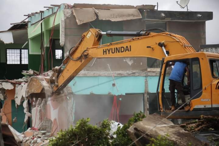 Image de Société. En réponse aux dangers accrus liés à la saison des pluies, le ministère ivoirien de la Construction, du Logement et de l’Urbanisme a orchestré une série de démolitions à Yopougon les 21 et 22 juin 2024. Cette initiative proactive visait à éliminer les bâtiments jugés dangereux et instables, afin de protéger les résidents des risques d'effondrements et de glissements de terrain. Contexte de l'Opération de Démolition Face à l'augmentation des incidents liés aux conditions météorologiques extrêmes, le Service de la Brigade d’Investigation et de Contrôle Urbain (SBICU) a ciblé et démoli plusieurs structures à risque. Parmi elles, un immeuble de deux étages qui s'est effondré à cause des fortes pluies, et un autre, également de deux étages, fragilisé par un glissement de terrain. Un troisième bâtiment, en cours de construction près d'un ravin, a également été démoli pour prévenir toute future catastrophe. Ces interventions ont eu lieu dans des zones reconnues pour leur vulnérabilité aux aléas naturels, exacerbées par la construction non réglementée. L'objectif est de désengorger ces zones pour assurer la sécurité publique, surtout pendant la saison des pluies où le risque d'accidents augmente significativement. La démolition de ces structures a eu un impact immédiat sur les résidents de Yopougon, certains perdant leur domicile ou leur lieu de travail. Cependant, le ministère a insisté sur la nécessité de ces mesures pour garantir la sécurité à long terme des habitants. Des efforts pour reloger ou indemniser les affectés sont en cours de discussion. Le ministère a mis en place un numéro vert et une plateforme WhatsApp pour permettre aux citoyens de signaler tout problème structurel ou risque imminent. Cette initiative vise à renforcer la communication entre les résidents et les autorités pour une réponse rapide en cas de danger. Évaluation des Risques et Planification Depuis le début de la saison des pluies, la région a déjà enregistré un bilan lourd de 24 morts et de nombreuses autres victimes. Ces statistiques alarmantes ont poussé le ministère à réévaluer et à renforcer ses stratégies de gestion des risques urbains. Le Ministère de la Construction, du Logement et de l’Urbanisme réitère son engagement à travailler sans relâche pour un environnement sûr et adapté à tous. La priorité reste la sécurité des citoyens, avec une promesse de prendre toutes les mesures nécessaires pour la préserver. Les récentes opérations de démolition à Yopougon illustrent la complexité et l'urgence des défis urbains face aux changements climatiques et à l'urbanisation non régulée. En anticipant les risques et en agissant de manière préventive, le ministère espère réduire significativement les dangers pour les populations vulnérables. Ces actions soulignent l'importance d'une planification urbaine réfléchie et d'une collaboration étroite entre les citoyens et les autorités pour garantir la sécurité de tous. Alors que Yopougon se remet de ces interventions, comment les autorités et les communautés peuvent-elles travailler ensemble pour reconstruire de manière plus sûre et durable?