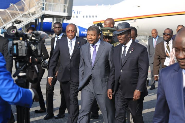 Image de Politique. Du 26 au 29 juin 2024, la Côte d'Ivoire accueillera João Lourenço, Président de la République d'Angola, pour une visite officielle qui promet de renforcer les relations bilatérales entre les deux nations. Cette visite, qui s'inscrit dans le cadre d'une série d'accords récemment signés, vise à promouvoir la coopération dans plusieurs secteurs clés, renforçant ainsi les liens politiques et économiques entre l'Angola et la Côte d'Ivoire. Arrivée et Accueil Le chef d'Etat angolais Lourenço est attendu à l'aéroport international Félix Houphouët-Boigny le mercredi 26 juin, où il sera reçu par les plus hautes autorités ivoiriennes. Cette réception symbolise l'importance de la visite pour les relations entre les deux pays et met en lumière l'hospitalité ivoirienne. Les relations entre l'Angola et la Côte d'Ivoire, déjà historiquement solides, ont été revitalisées par la signature de treize projets d'accords lors de la première session de la Grande Commission Mixte à Luanda en avril 2024. Ces accords couvrent un large éventail de secteurs, allant de la sécurité intérieure et de l'administration du territoire au tourisme, aux télécommunications, et plus encore. La coopération renforcée entre les deux nations est le fruit de décennies de diplomatie et de partage d'intérêts mutuels. Cette visite à Abidjan est particulièrement significative, marquant presque 39 ans depuis la signature de l'accord général de coopération économique, scientifique, technique et culturelle entre les deux pays. Les accords récents visent à redynamiser les secteurs stratégiques tels que la santé, la culture, l'environnement, l'enseignement supérieur, et l'éducation. Ce partenariat élargi promet de stimuler l'innovation, de favoriser l'échange de connaissances et de compétences, et de contribuer à la croissance économique et sociale dans les deux pays. Les protocoles dans le domaine de la sécurité intérieure sont particulièrement cruciaux, offrant une base pour renforcer la stabilité régionale et créer un environnement propice au développement économique et à l'investissement. Enjeux et Opportunités La visite du président Lourenço ouvre la porte à de nouvelles opportunités économiques et à un renforcement des liens politiques. Elle permet également de discuter de questions régionales et internationales d'intérêt commun, renforçant le rôle des deux nations sur la scène africaine. Toutefois, les deux pays devront naviguer à travers des défis tels que les fluctuations économiques mondiales et les crises politiques régionales pour réaliser pleinement le potentiel de leur coopération bilatérale. La visite du président angolais en Côte d'Ivoire marque un chapitre important dans l'histoire des relations entre les deux pays. Avec des accords couvrant divers domaines stratégiques, les deux nations s'engagent vers un avenir commun plus prospère et sécurisé. Les jours à venir révéleront les impacts concrets de cette rencontre au sommet. Comment les deux pays peuvent-ils tirer parti de cette dynamique renouvelée pour influencer positivement la stabilité et le développement économique dans la région ouest-africaine ?