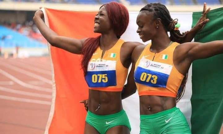 Image de Sport. Les Championnats d’Afrique d’athlétisme 2024 à Douala, au Cameroun, resteront gravés dans les annales, notamment grâce à la performance exceptionnelle des sprinteuses ivoiriennes Jessika Gbai et Maboundou Koné. Ces athlètes émérites ont offert un spectacle mémorable lors de la finale du 200 mètres féminin le 26 juin, décrochant respectivement les médailles d’or et d’argent et réalisant un doublé historique pour la Côte d’Ivoire. Domination et Technique Parfaite Dès le coup de départ, Jessika Gbai s'est imposée comme la favorite, déployant une technique irréprochable et une accélération fulgurante. Sa victoire en 22,84 secondes n’a pas seulement été une démonstration de sa suprématie athlétique, mais aussi le fruit d’un entraînement rigoureux et d’une détermination sans faille. À ses côtés, Maboundou Koné a rivalisé avec bravoure, arrachant l'argent avec un temps de 22,99 secondes dans une compétition féroce. L’entraînement et la préparation mentale des deux Ivoiriennes ont été des aspects cruciaux de leur réussite. Les mois de préparation intense, les séances techniques sur la piste et la stratégie de course élaborée avec leurs coachs ont parfaitement porté leurs fruits, comme en témoigne leur performance à Douala. Ces efforts combinés ont non seulement amélioré leur condition physique mais aussi affiné leur tactique de course, les préparant idéalement pour ce grand rendez-vous continental. Le doublé de Gbai et Koné a été largement célébré en Côte d’Ivoire et au-delà, soulignant l’importance croissante du sprint féminin dans le paysage athlétique du continent. Leur succès sert d'inspiration pour les jeunes athlètes ivoiriens et africains, prouvant que la persévérance et le dévouement peuvent mener au sommet de la discipline. Une Trajectoire Prometteuse pour l'Athlétisme Ivoirien Cet exploit ouvre également des perspectives pour l’avenir de l’athlétisme en Côte d’Ivoire. En se positionnant comme des figures de proue du sport ivoirien, Jessika Gbai et Maboundou Koné contribuent à la renaissance de l’athlétisme dans leur pays, attirant l’attention des sponsors et des médias, et encourageant les institutions sportives à investir davantage dans la formation des jeunes talents. Le doublé historique réalisé par Jessika Gbai et Maboundou Koné aux Championnats d’Afrique d’athlétisme à Douala ne symbolise pas seulement un triomphe sportif, mais aussi un moment de fierté nationale et un catalyseur potentiel pour le développement futur de l’athlétisme ivoirien. Leur parcours exceptionnel souligne l'importance de soutenir et de valoriser le talent sportif féminin, promettant de riches chapitres à venir dans l'histoire de l'athlétisme africain. Comment la Côte d’Ivoire peut-elle capitaliser sur le succès de ses athlètes pour renforcer le développement de l’athlétisme et du sport féminin dans le pays?