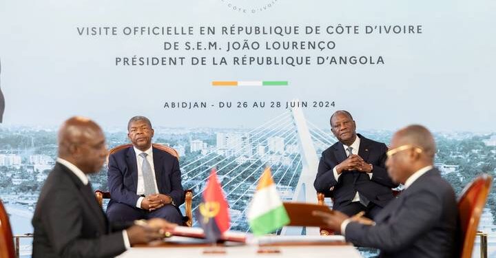 Image de Politique. Depuis le 26 juin, la Côte d'Ivoire accueille João Lourenço, Président de la République d'Angola, pour une visite officielle de trois jours. Ce séjour a été marqué par la signature de quatorze accords de coopération bilatérale, reflétant une volonté commune de renforcer les liens déjà étroits entre les deux nations. Ces accords, touchant à des secteurs clés tels que l’agriculture, les mines, la santé, ou encore les technologies de l’information, s’inscrivent dans une logique de développement mutuel et de partage d'expériences. Une collaboration bilatérale en expansion L'arrivée du Président Lourenço à Abidjan s'est inscrite dans un contexte de diplomatie active, où la Côte d'Ivoire continue d'affirmer son rôle de pivot régional en Afrique de l'Ouest. Le tête-à-tête entre João Lourenço et son homologue ivoirien, Alassane Ouattara, a été l'occasion de réaffirmer leur engagement à travailler conjointement pour le progrès de leurs pays respectifs. Les accords signés couvrent une large palette de domaines. Par exemple, l'accord dans le secteur agricole vise à développer des technologies agricoles adaptées aux réalités climatiques de chaque pays, tandis que celui concernant les TIC entend faciliter l’échange de connaissances et d’expertises dans le domaine de la gouvernance électronique. Un autre accord crucial concerne le secteur des hydrocarbures et des mines, deux piliers économiques tant pour l'Angola que pour la Côte d'Ivoire. Cet accord prévoit des échanges de technologies et de pratiques de gestion durable des ressources naturelles. João Lourenço a souligné l'importance de ces échanges : « Nous cherchons à établir des standards de travail qui bénéficient à nos économies et respectent également notre environnement. » Les accords dans le domaine de la santé publique prévoient la création de programmes de formation pour les professionnels de la santé, ainsi que l’échange d’informations sur les maladies tropicales qui affectent les deux pays. Sur le plan éducatif, les discussions ont porté sur la mutualisation des ressources pour la formation professionnelle, notamment dans les secteurs de l'ingénierie et de la technologie. Impact culturel et social Au-delà des enjeux économiques, les accords touchent également des domaines plus sociaux et culturels. Par exemple, l'accord sur la culture prévoit des échanges de troupes artistiques et des expositions bilatérales, afin de renforcer les liens sociaux entre les peuples angolais et ivoirien. Significativement, un accord a été dédié à l'autonomisation des femmes, visant à encourager l'entrepreneuriat féminin et l'éducation des jeunes filles dans les deux pays. Ceci est une reconnaissance que le développement durable passe aussi par l'égalité des sexes et l'empowerment des segments les plus souvent marginalisés de la société. Ces accords s'inscrivent dans une volonté plus large de diversification économique et de recherche d'une stabilité durable dans la région. Les deux chefs d’État ont souligné que cette coopération était une étape vers une intégration africaine plus poussée, qui pourrait éventuellement mener à des initiatives continentales. La transition de relations purement diplomatiques à des relations économiques pragmatiques est un indicateur de la maturité croissante des politiques extérieures des deux nations. Comme l'a précisé Alassane Ouattara, « les accords d'aujourd'hui ne sont pas seulement des documents, mais des engagements pour un avenir meilleur. »