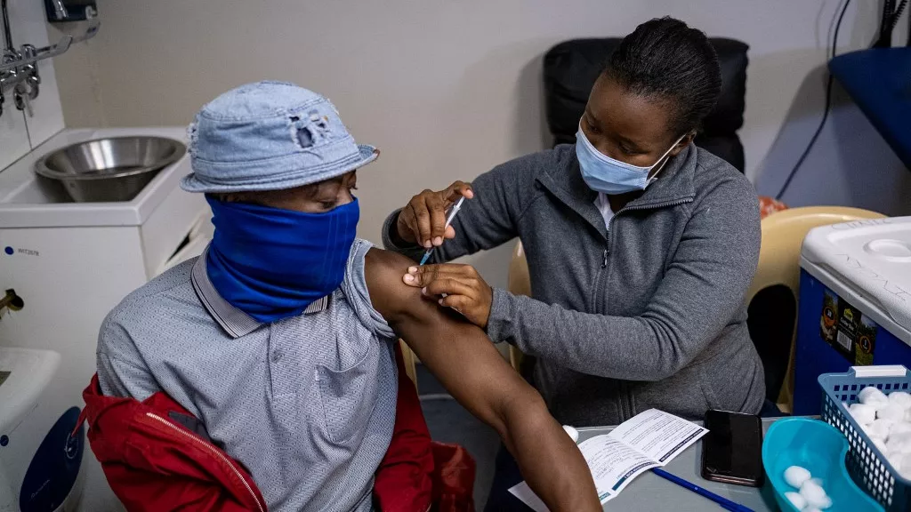 Image de Santé. Le retour du Hadj 2024 a été marqué par une alerte sanitaire en Côte d'Ivoire, où 25 des 619 pèlerins de retour ont été testés positifs à la Covid-19. Cet incident, rapporté le 28 juin 2024 par le Ministère de la Santé, de l’Hygiène Publique et de la Couverture Maladie Universelle, suscite des inquiétudes quant à une possible résurgence du virus, particulièrement avec la détéction de nouveaux cas dans la sous-région. Un dispositif de surveillance accru Face à la menace d'une nouvelle vague de Covid-19, les autorités ivoiriennes ont renforcé les mesures de contrôle sanitaire dès le 24 juin 2024 à l’aéroport Félix Houphouët-Boigny d’Abidjan-Port Bouët. Ce dispositif comprend des tests systématiques pour les voyageurs en provenance de la Mecque et de zones jugées à risque. Cette stratégie proactive a permis de détecter rapidement les cas infectés parmi les pèlerins, évitant ainsi une propagation plus large du virus. Suite à la détection de ces cas, les personnes infectées ont été immédiatement mises en isolement. Le ministre de la Santé a précisé les enjeux de ces mesures : « Nous avons mis en place un protocole sanitaire strict pour surveiller et contenir tout potentiel foyer épidémique lié à ces retours. » Les autorités ont également insisté sur la nécessité de maintenir les gestes barrières, notamment le port du masque et le lavage régulier des mains. Le spectre d'une résurgence de la Covid-19 en Côte d'Ivoire interroge sur la capacité du système de santé à gérer une nouvelle vague. Le pays, comme de nombreux autres, a dû adapter ses stratégies face à l'évolution de la pandémie et à l'apparition de nouveaux variants. Les autorités sanitaires restent en alerte maximale, ajustant leurs interventions en fonction des données épidémiologiques actuelles. Au-delà des implications sanitaires, la détection de ces cas a des répercussions sur le tissu social et économique du pays. Le retour de mesures restrictives pourrait freiner la reprise économique tant attendue. Les secteurs du tourisme et de l'hôtellerie, déjà durement touchés, pourraient subir de nouvelles pertes, accentuant les difficultés rencontrées durant les phases antérieures de la pandémie. Le rôle crucial de la communication et de la coopération internationale La transparence des autorités dans la communication des risques et des mesures adoptées est cruciale pour maintenir la confiance du public et assurer une réponse collective efficace. La diffusion régulière d'informations permet non seulement de rassurer la population mais aussi de promouvoir l'adhésion aux directives sanitaires nécessaires pour prévenir la propagation du virus. Dans un contexte globalisé, où les virus ne connaissent pas de frontières, la coopération internationale s'avère indispensable. Les leçons tirées des expériences des autres nations sont précieuses pour anticiper et réagir efficacement à des situations similaires. La collaboration avec des organisations internationales de santé peut également fournir les ressources et l'expertise nécessaires pour affronter ce défi sanitaire. Alors que la Côte d'Ivoire fait face à cette potentielle menace de résurgence de la Covid-19, les mesures prises montrent une volonté de prévenir plutôt que de guérir. Cette vigilance accrue est un rappel que la pandémie, bien que maîtrisée à certains égards, reste une réalité avec laquelle le monde doit continuer à composer. Dans ce contexte, quelle pourrait être la prochaine étape pour la Côte d'Ivoire afin de garantir une maîtrise durable du virus tout en soutenant une reprise économique et sociale?