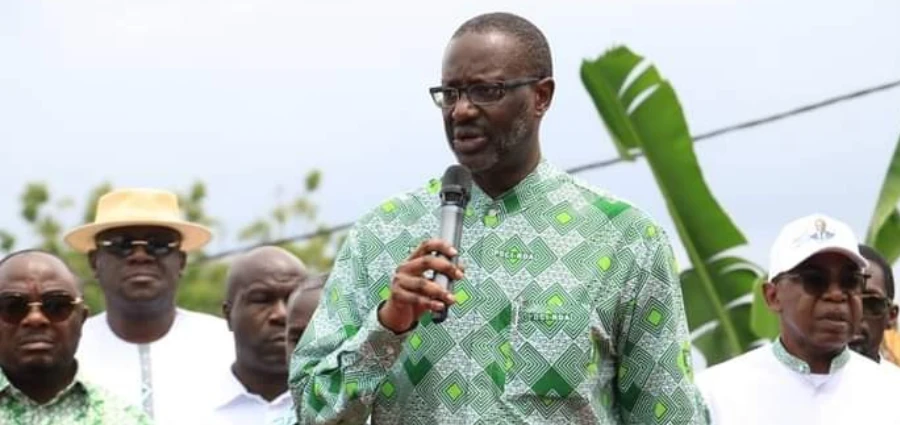 Image de Politique. Au cœur des préparatifs pour les élections présidentielles ivoiriennes de 2025, Tidjane Thiam, président du Parti Démocratique de Côte d'Ivoire (PDCI-RDA), s'est fermement opposé aux récentes accusations de populisme formulées par le gouvernement. Lors d'un rassemblement à Dabou pour le lancement de l'opération "Maillage pour la Victoire", Thiam a pris la parole pour défendre sa vision politique, axée sur les préoccupations du peuple. La Politique du Peuple contre les Accusations de Populisme Devant une foule de militants réunis à Dabou, Tidjane Thiam a réagi aux critiques du porte-parole du gouvernement, le ministre Amadou Coulibaly, qui l'avait accusé de populisme suite à ses commentaires sur l'indice de développement humain et la gestion du régime actuel. "S'occuper des préoccupations du peuple n'est pas du populisme," a-t-il clamé, réaffirmant l'engagement historique du PDCI envers les segments les plus vulnérables de la société, notamment les planteurs et les démunis. "Le PDCI a toujours eu pour tradition d'aider les plus faibles. Quand nous parlons des préoccupations du peuple et qu'on nous accuse de populisme, nous ne sommes pas d'accord," a ajouté Thiam, illustrant le décalage entre les accusations gouvernementales et les actions réelles du parti, fondé sur des principes de justice sociale et d'équité. Tidjane Thiam a également souligné l'importance cruciale de l'inscription sur les listes électorales, un prérequis pour une participation démocratique effective. Il a expliqué que de nombreux Ivoiriens ne participent pas aux élections, souvent du fait de l'absence de documents officiels. "L'inscription sur les listes électorales est la première étape. Ensuite, il faut assurer une présence sur le terrain pendant les élections," a-t-il précisé, mettant en avant la nécessité de couvrir plus de 23 000 bureaux de vote à travers le pays. L'Importance du Travail de Terrain Insistant sur l'action concrète au-delà du discours politique, Thiam a mis l'accent sur les efforts continus pour mobiliser les électeurs et les préparer pour le jour du vote. "Au-delà du discours politique, c'est le travail de terrain qui compte. C'est pourquoi je me déplace personnellement," a-t-il affirmé, soulignant son engagement personnel dans la campagne. Thiam a encouragé les militants à sensibiliser la population sur l'importance du vote. Il a rappelé que le changement souhaité en matière de santé, d'éducation et de qualité de vie ne peut être atteint que par des moyens pacifiques et démocratiques. "Le bulletin de vote, pas le fusil, pas la machette. C'est le bulletin de vote qui est notre arme," a-t-il déclaré, renforçant l'image du PDCI comme un parti de paix et de progrès démocratique. En réponse aux critiques, Tidjane Thiam a réaffirmé la légitimité de son approche centrée sur les besoins réels des Ivoiriens, rejetant les accusations de populisme comme étant non seulement infondées, mais aussi contraires aux principes fondateurs du PDCI-RDA. Avec les élections de 2025 en ligne de mire, le parti semble déterminé à renforcer sa présence sur le terrain et à encourager une participation électorale massive. Dans ce contexte de mobilisation pour une démocratie plus inclusive et représentative, quelle sera la prochaine étape pour le PDCI dans sa quête pour un changement démocratique et social en Côte d'Ivoire?