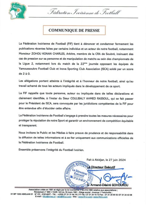 Image de Sport. Le football ivoirien traverse une période de tumulte suite aux récentes accusations de manipulation de match impliquant des figures centrales du sport. La Fédération Ivoirienne de Football (FIF) a officiellement réagi le 27 juin 2024, suite aux allégations lancées par l'arbitre Zohou Konan Charles et le président du club Inova Sporting Club Association (ISCA), Mohamed Rassoul, concernant le match entre Yamoussoukro FC et ISCA. Cette confrontation, qui s'est tenue durant la 22ᵉ journée de la poule A de la Ligue 2, soulève des questions sur l'intégrité des compétitions sportives dans le pays. Des révélations par Zohou Konan Charles L'arbitre Zohou Konan Charles, suspendu pour trois mois par la commission Éthique et Discipline de la FIF, a brisé le silence le 22 juin. Il prétend avoir subi des pressions pour favoriser Yamoussoukro FC lors du match litigieux. Charles, affirmant n'avoir commis aucune faute technique, a déclaré détenir des enregistrements téléphoniques qui prouveraient ses dires. De son côté, Mohamed Rassoul, président d'ISCA, a rapidement contesté la décision de la commission. Il a exprimé ses inquiétudes sur LA3, une chaîne de télévision locale, le 26 juin : "La fédération veut tout faire pour faire monter l'Africa. J'ai toutes les preuves. Les arbitres d'aujourd'hui sont là pour faire tomber ISCA." Convaincu que son club a été lésé, Rassoul a porté l'affaire devant le Tribunal arbitral du Sport. La FIF a fermement condamné ces déclarations, les qualifiant de nuisibles à l'intégrité et à l'honneur du football ivoirien. "Ces allégations portent atteinte non seulement à l'honneur de notre football mais aussi au travail acharné de tous les acteurs impliqués dans le développement de ce sport," a indiqué la fédération dans son communiqué. La fédération a aussi annoncé son intention de convoquer les personnes impliquées pour clarifier cette affaire. "La Fédération Ivoirienne de Football s'engage à prendre toutes les mesures nécessaires pour protéger la réputation de notre sport et garantir un environnement de compétition équitable et transparent," a-t-elle ajouté, soulignant la nécessité d'un environnement sportif intègre. Impact sur la réputation du football ivoirien Les implications de ces accusations vont bien au-delà du match en question, mettant en lumière les défis de gouvernance et d'éthique dans le sport ivoirien. Elles suscitent des interrogations sur la transparence des instances dirigeantes et la confiance des supporters et des participants dans l'intégrité des compétitions nationales. La FIF a également exhorté les médias et le public à faire preuve de prudence et de responsabilité dans la diffusion de ces informations. La fédération souligne l'importance de l'exactitude des faits et du maintien de la confiance publique dans les procédures judiciaires et sportives. Alors que le Tribunal arbitral du Sport se penche sur cette affaire, la communauté du football ivoirien et ses fans attendent avec impatience de voir les résultats de cette enquête potentiellement révélatrice. Les actions de la FIF dans les semaines à venir seront cruciales pour restaurer la confiance dans le football ivoirien. Face à ces développements, comment la FIF peut-elle renforcer les mécanismes de contrôle et de transparence pour prévenir de futures controverses et garantir l'équité sportive ?