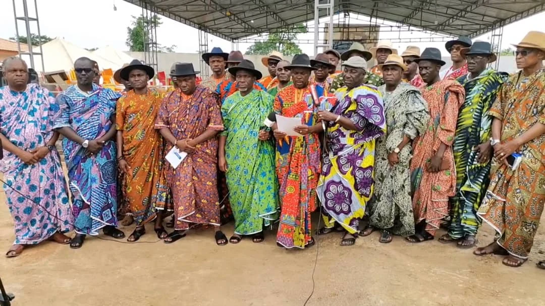 Image de Société. En Côte d’Ivoire, une récente réforme foncière proposée par le Ministère de la Construction, du Logement et de l'Urbanisme a provoqué une vive opposition parmi les chefs des 60 villages Atchan du Grand Abidjan. La réforme, qui prévoit le remplacement de l'attestation villageoise par l'attestation de droit à usage coutumier, a été rejetée lors d'un conclave tenu le vendredi 28 juin 2024. Ce rejet souligne le fossé entre les politiques gouvernementales et les pratiques coutumières locales en matière de gestion foncière. Une Réforme Controversée Le gouvernement ivoirien, dans sa session du conseil des ministres du 24 mai 2023, a introduit une modification législative majeure concernant le code de l'urbanisme et du domaine foncier urbain. Cette réforme inclut l'introduction de l'attestation de droit d'usage coutumier, visant à moderniser et sécuriser les transactions foncières dans les zones urbaines et périurbaines. Prévue pour entrer en vigueur le 1er juillet 2024, cette mesure a pour but de clarifier et d'officialiser les droits fonciers sur des terrains souvent au cœur de litiges. Les chefs des villages Atchan, traditionnellement gardiens des terres et des pratiques coutumières, ont exprimé un rejet catégorique de cette réforme. Selon eux, ce changement constitue une atteinte à leur moralité et à leur autorité traditionnelle, ainsi qu'une menace pour la sécurité des transactions foncières qui étaient jusqu'alors régies par des attestations villageoises. Lors de leur assemblée générale extraordinaire à Songon, les chefs coutumiers ont formulé six recommandations principales. Ils ont d'abord dénoncé l'atteinte à leur moralité et rejeté le nouveau document pour son caractère jugé unilatéral et insuffisamment sécurisé. Ensuite, ils ont appelé à la création d'un cadre de concertation Ministère/Chefferie pour discuter des questions foncières de manière collaborative. Un moratoire sur tout nouveau lotissement a été déclaré, signalant une escalade significative dans leur opposition à la politique gouvernementale. Cette décision vise à préserver l'ordre et la structure traditionnelle de gestion des terres jusqu'à ce qu'un accord soit trouvé. Enfin, les chefs ont exhorté leurs communautés à rester calmes et sereines, et à éviter la propagation de fausses informations, soulignant leur rôle d'auxiliaires de l'administration et leur engagement envers la paix sociale et la stabilité. Implications et Perspectives Cette confrontation soulève des questions cruciales sur l'intégration des pratiques traditionnelles dans les politiques de développement urbain modernes. La capacité du gouvernement à harmoniser ces deux approches pourrait déterminer l'efficacité future des réformes foncières en Côte d'Ivoire. La demande des chefs pour un dialogue direct avec le gouvernement indique une voie possible vers une résolution. Ce dialogue pourrait servir de modèle pour d'autres régions confrontées à des défis similaires de gouvernance foncière. La résistance des chefs Atchan à la réforme foncière proposée par le gouvernement ivoirien met en lumière la complexité des interactions entre les lois modernes et les droits coutumiers en Afrique. Alors que le pays continue de se développer et de s'urbaniser, la nécessité de trouver un équilibre entre ces deux systèmes reste un défi majeur. Dans ce contexte tendu, quelle pourrait être la meilleure approche pour le gouvernement afin de respecter à la fois les traditions locales et les impératifs de développement urbain?