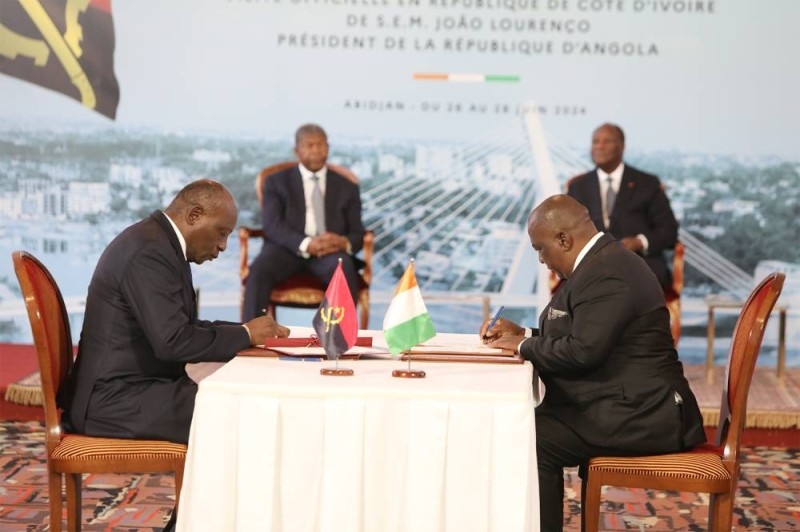 Image de Politique. Le jeudi 27 juin 2024 a marqué un tournant significatif dans les relations entre la Côte d'Ivoire et l'Angola avec la signature de quatorze accords de coopération bilatérale. Ces accords, couvrant une large gamme de domaines allant de l'agriculture aux technologies numériques, ont été signés à Abidjan en présence des présidents Alassane Ouattara et João Lourenço. Cet événement symbolise une volonté commune de renforcer les liens politiques, économiques, et sociaux entre les deux nations. Consolidation des Bases Agricoles et Énergétiques Le premier accord, signé par Kobenan Kouassi Adjoumani, ministre ivoirien de l’Agriculture, et Antonio Francisco De Assis, son homologue angolais, vise à intensifier les échanges et la collaboration dans le secteur agricole. Cet accord prévoit la mise en place de programmes conjoints pour soutenir et développer l'agriculture dans les deux pays, renforçant ainsi la sécurité alimentaire et l'échange de connaissances agricoles. Un autre volet crucial de ces accords concerne la coopération dans les domaines des mines et des hydrocarbures, signé entre Mamadou Sangofowa Coulibaly et Diamantino Pedro Azevedo. Ce partenariat est destiné à favoriser l'exploration et l'exploitation responsables des ressources naturelles, tout en assurant un partage équitable des bénéfices et la préservation de l'environnement. Un mémorandum d’entente a été signé par Kacou Léon Adom et Téte Antonio pour instaurer des consultations politiques régulières. Ce mémorandum a pour but de synchroniser les positions sur des questions d'intérêt bilatéral et multilatéral, renforçant ainsi l'influence et la coopération politique entre les deux pays sur la scène internationale. Accords Multisectoriels Les ministres des Affaires étrangères ont également signé plusieurs autres conventions, incluant un accord-cadre qui réaffirme la souveraineté et la collaboration bilatérale. Des accords spécifiques visant l'autonomisation des femmes, la promotion de la jeunesse, et la coopération sportive ont été établis, soulignant l'engagement des deux nations à soutenir le développement social et l'égalité. Pierre Dimba et Sylvia Paula Valentin ont signé une convention de santé qui vise à améliorer les systèmes de santé publics à travers des échanges de connaissances et de ressources, ainsi que par le renforcement des infrastructures de santé dans les deux pays. Un accord important a également été conclu entre Khalil Konaté et Tété Antonio pour promouvoir l'utilisation des technologies numériques afin d'améliorer les services publics. Cela comprend l'échange d'expertises et de technologies qui peuvent transformer l'administration publique et accroître l'efficacité gouvernementale. Un accord entre la radio nationale angolaise et la Radiodiffusion télévision ivoirienne (RTI) a été signé pour faciliter l'échange de contenus culturels et d'informations, renforçant ainsi les liens culturels et la compréhension mutuelle entre les peuples ivoirien et angolais. D'autres protocoles d'accord concernant le secteur forestier et faunique, ainsi que la gestion des ressources en eau, ont été établis pour assurer une gestion durable et équitable des ressources naturelles communes. La signature de ces quatorze accords entre la Côte d'Ivoire et l'Angola inaugure une ère de coopération renforcée, promettant des bénéfices mutuels dans de nombreux domaines vitaux. En alignant leurs ressources et stratégies, les deux nations s'engagent vers un avenir de prospérité partagée et de développement durable. À l'heure où l'Afrique cherche à se positionner plus favorablement dans l'économie mondiale, comment ces accords pourraient-ils influencer les dynamiques régionales et contribuer à un modèle de coopération interafricaine plus robuste ?