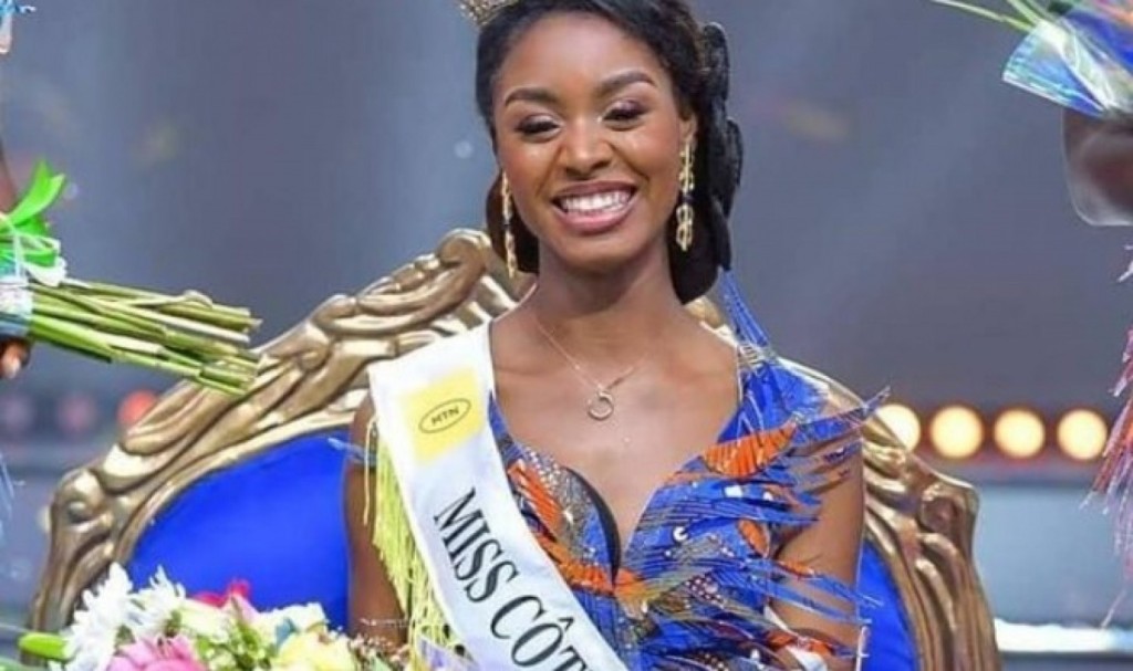 Image de Beauté/Mode. Ce soir, la Côte d’Ivoire s’apprête à vivre un moment de pure féerie avec le couronnement de sa nouvelle reine de beauté. La compétition, qui a rassemblé 26 finalistes, atteint son apogée dans une cérémonie qui promet éclat et élégance au Palais des Congrès du Sofitel Hôtel Ivoire à Abidjan. Un Événement Attendu Le concours de Miss Côte d’Ivoire est non seulement un événement de glamour, mais il constitue également une plateforme de valorisation de la culture et de l'intelligence ivoirienne. Chaque année, des jeunes femmes de tout le pays se disputent la couronne, non seulement pour la beauté qu'elle représente mais aussi pour l'opportunité de devenir ambassadrices de leur nation. La grande finale sera diffusée en direct à partir de 21h30, permettant à des millions de téléspectateurs de suivre l'événement depuis leurs foyers. Entre défilés en tenues traditionnelles et modernes, prestations artistiques et séquences d'interview, la soirée s'annonce riche en divertissements. Au-delà de l’aspect esthétique, le titre de Miss Côte d’Ivoire ouvre des portes dans divers domaines tels que le social, l’éducatif et le culturel. La gagnante de ce soir s’engagera dans une année de représentations, tant sur le territoire national qu’international, où elle promouvra les initiatives visant à améliorer la condition des femmes et des enfants en Côte d’Ivoire. Promotion de la Culture Ivoirienne Le concours est également une occasion de mettre en avant la richesse culturelle du pays. À travers diverses apparitions et projets, Miss Côte d’Ivoire 2024 sera une ambassadrice de la culture et des traditions ivoiriennes, jouant un rôle clé dans la présentation de son pays sur la scène mondiale. La future Miss Côte d’Ivoire aura la tâche de servir de modèle à la jeunesse, en particulier aux jeunes femmes. Son parcours, ses engagements et sa conduite sont censés inspirer les autres à poursuivre leurs rêves et à œuvrer pour l’excellence. La gagnante s'impliquera dans divers projets communautaires, contribuant activement au développement social et économique de la Côte d’Ivoire. Ces initiatives viseront à soutenir l'éducation, la santé et l'émancipation des femmes à travers le pays. La soirée de couronnement de Miss Côte d’Ivoire 2024 est plus qu'un événement de beauté; c'est une célébration de l'esprit ivoirien, de la jeunesse et de l'avenir prometteur du pays. Alors que le pays se prépare à accueillir une nouvelle ambassadrice, l’excitation est palpable et l’attente fervente. Dans quelle mesure le rôle de Miss Côte d’Ivoire 2024 influencera-t-il les aspirations des jeunes Ivoiriennes dans les années à venir ?