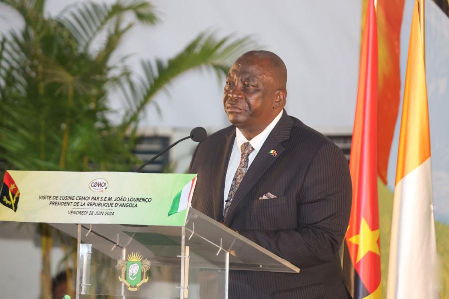 Image de Agriculture. La Côte d'Ivoire, premier producteur mondial de cacao, continue de renforcer ses capacités dans le secteur de la transformation du cacao. Lors de la visite du président angolais João Manuel Gonçalves Lourenço à l'usine de chocolaterie du groupe CEMOI à Yopougon, le ministre d'État, ministre de l'Agriculture, du Développement rural et des Productions vivrières, Kobenan Kouassi Adjoumani, a présenté un tableau détaillé des progrès réalisés par le pays. Un Secteur en Pleine Croissance À ce jour, la Côte d'Ivoire compte 12 entreprises exploitant 14 usines de transformation de cacao. Ces infrastructures permettent de produire de la masse de cacao, du beurre de cacao, et d'autres dérivés semi-finis de première transformation. Selon le ministre Adjoumani, la capacité de broyage du pays est actuellement estimée à 972 000 tonnes, avec un taux de transformation effectif de 35%. Le ministre a également annoncé des projets ambitieux visant à augmenter cette capacité à 1 176 040 tonnes, grâce à la construction de nouvelles usines. Cette expansion vise non seulement à augmenter la valeur ajoutée des exportations de cacao mais aussi à créer davantage d'emplois et à stimuler l'économie locale. Pour ce qui est de la seconde transformation, la Côte d'Ivoire compte 52 opérateurs en activité, parmi lesquels 24 sociétés coopératives et un industriel majeur, l'entreprise CEMOI Chocolat. Ces acteurs jouent un rôle crucial dans la diversification des produits dérivés du cacao, allant au-delà des matières premières pour produire des produits finis à haute valeur ajoutée. Les produits issus de la première transformation sont principalement destinés à des clients en Europe, où ils sont utilisés pour fabriquer du chocolat. Toutefois, le marché local et régional n'est pas négligé. Des produits comme la poudre de petit-déjeuner, la pâte à tartiner au chocolat et les tablettes de chocolat sont vendus localement et dans d'autres pays d'Afrique subsaharienne, renforçant ainsi la présence du cacao ivoirien sur les marchés internationaux. Défis et Perspectives Malgré ces avancées, le secteur de la transformation du cacao en Côte d'Ivoire doit encore relever plusieurs défis. L'une des principales difficultés réside dans l'accès aux financements nécessaires pour la modernisation et l'expansion des usines. De plus, la formation et la qualification de la main-d'œuvre sont essentielles pour garantir des standards de qualité élevés et pour innover dans les processus de transformation. Le gouvernement ivoirien a mis en place plusieurs politiques pour soutenir ce secteur stratégique. Des incitations fiscales, des programmes de formation professionnelle, et des partenariats public-privé sont autant de mesures destinées à stimuler la transformation locale du cacao. La visite du président angolais et les discussions bilatérales qui en ont découlé illustrent également l'importance de la coopération internationale pour partager les meilleures pratiques et attirer des investissements étrangers. La transformation du cacao en Côte d'Ivoire est un secteur en pleine expansion, porteur de promesses pour l'avenir économique du pays. Avec des capacités de broyage en augmentation et des projets de diversification des produits, la Côte d'Ivoire se positionne comme un acteur majeur non seulement dans la production, mais aussi dans la transformation du cacao à l'échelle mondiale. Alors que le pays continue de développer son infrastructure de transformation, comment les nouvelles technologies et l'innovation peuvent-elles être intégrées pour améliorer encore la qualité et la compétitivité du cacao ivoirien sur les marchés internationaux?