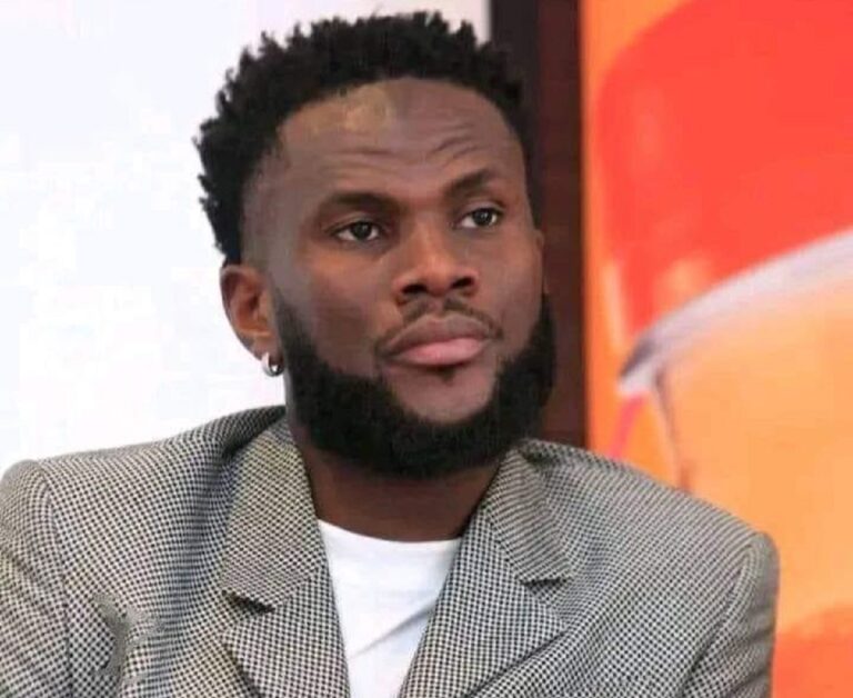 Image de Célébrités. En Côte d’Ivoire, l'initiative entrepreneuriale de Franck Kessié ne se limite pas aux terrains de football. Avec une vision stratégique tournée vers l'avenir, le joueur de renommée internationale investit dans des secteurs clés comme l'immobilier, marquant ainsi le début d'une nouvelle ère pour sa carrière et son patrimoine financier. Investissement dans l'Immobilier : Un Choix Lucratif Franck Kessié, bien connu pour ses performances sur le terrain, montre également son intelligence financière en investissant dans l'immobilier en Côte d'Ivoire. Ce secteur, particulièrement florissant dans le pays, offre des opportunités de croissance substantielles pour ceux qui savent saisir les bonnes occasions. Avec sa récente incursion dans ce domaine, Kessié ne fait pas que diversifier ses actifs, il établit également un modèle pour les jeunes aspirants ivoiriens. Sira Kessié, épouse de Franck Kessié, a partagé que le couple a pris des mesures prévoyantes pour sécuriser leur avenir financier, notamment à travers des investissements judicieux dans le football et l'immobilier. Cette stratégie vise à assurer une retraite confortable et à générer des revenus passifs à long terme. Franck Kessié, en tant que figure emblématique du sport et de l'entrepreneuriat en Côte d'Ivoire, inspire non seulement par ses exploits sur le terrain, mais aussi par sa capacité à diversifier ses revenus et à investir dans des secteurs prometteurs. Son exemple encourage la jeunesse à envisager l'investissement comme un pilier essentiel de la réussite future. Le Modèle de l'Immobilier pour les Célébrités Ivoiriennes L'immobilier attire également d'autres personnalités influentes en Côte d'Ivoire, telles que le célèbre chanteur A'salfo. Ce dernier a souligné l'importance de diversifier ses revenus et de préparer l'avenir, en choisissant l'immobilier comme un investissement stable et durable. Ses propos résonnent comme un conseil avisé pour une génération souvent éblouie par le succès temporaire. « Nous venons d’un quartier pauvre. Un jour, au vu de notre succès, j’ai dit à mes frères : ‘Cette fois-ci, nous parlons en euros et ça risque de nous faire perdre la tête’. Mais quand on a de la lucidité, on prend du recul et on se dit qu’il y a des choses qu’il faut faire. En réalité, dans nos chansons, nous-mêmes, nous donnons des conseils aux gens. Donc tout de suite, il fallait investir dans des choses, car le métier d’artiste est un métier qui connaît des hauts et des bas. Il fallait préparer le jour où ça n’irait pas bien, d’autant plus que DIEU a permis qu’on ait une longévité, c’est-à-dire 30 ans de succès. Donc, on a essayé d’investir dans ce qui pouvait être pérenne, d’où notre choix dans l’immobilier, bien qu’on ait commencé dans le transport. Avoir un abri, c’est déjà la première des choses ». L'initiative de Franck Kessié et d'autres personnalités ivoiriennes dans l'immobilier illustre une tendance croissante vers la diversification des investissements et la prévoyance financière. Ces actions posent la question : comment la jeunesse ivoirienne peut-elle s'inspirer de ces exemples pour construire un avenir financier solide ? La réponse pourrait bien résider dans l'éducation financière et la vision à long terme, deux piliers essentiels pour transformer les ambitions en réussites durables.