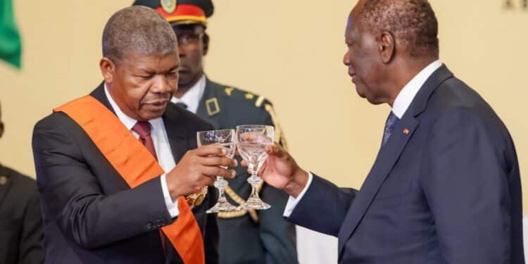 Image de Politique. Lors d'une visite diplomatique marquée par la coopération et les échanges fructueux, le président de la république d’Angola, Joao Manuel Lourenço, a été accueilli en Côte d’Ivoire avec les honneurs. L'événement culminant de cette rencontre a été un dîner officiel au cours duquel le président Alassane Ouattara a conféré à son homologue angolais une distinction prestigieuse, élevant ainsi les relations entre leurs nations à de nouveaux sommets. La cérémonie de distinction Lors du dîner organisé en l’honneur du président Lourenço et de sa délégation, Alassane Ouattara a décerné à Joao Lourenço la Grand-croix de l’ordre national de Côte d’Ivoire, la plus haute distinction honorifique du pays. Cette marque de reconnaissance illustre non seulement l'appréciation pour les contributions de l'Angola à la coopération régionale, mais aussi le désir de renforcer les liens historiques et culturels entre les deux nations. Dans un discours empreint de gratitude et de perspective pour l'avenir, Alassane Ouattara a souligné l'importance de la collaboration continue entre la Côte d’Ivoire et l’Angola. Les 14 accords de coopération signés pendant le séjour de la délégation angolaise à Abidjan témoignent de l'engagement mutuel à explorer de nouvelles opportunités économiques, culturelles et politiques. Perspectives futures La visite du président Lourenço a également permis des échanges fructueux sur des questions de développement économique, de sécurité régionale et de partenariats stratégiques. Alors que la délégation angolaise explorait les lieux stratégiques en Côte d’Ivoire, le président Lourenço a exprimé son optimisme quant aux possibilités futures de collaboration dans des domaines clés tels que l'agriculture, l'énergie et les infrastructures. En concluant cette visite diplomatique enrichissante, les deux chefs d'État ont réaffirmé leur engagement à consolider les relations entre leurs peuples respectifs. L'élargissement des liens de coopération entre la Côte d’Ivoire et l’Angola offre des perspectives prometteuses pour un avenir commun plus solide et plus prospère. Comment cette coopération renforcée pourrait-elle influencer les dynamiques régionales en Afrique de l’Ouest ?