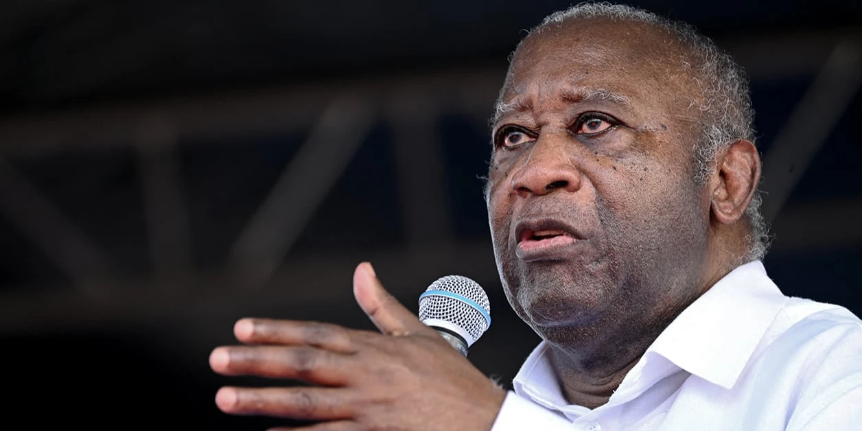 Image de Politique. Le 14 juillet 2024, l'ex-président ivoirien Laurent Gbagbo, récemment désigné candidat par le PPA-CI pour l'élection présidentielle de 2025, effectuera une visite stratégique à Bonoua. Cette ville, située au sud-est d'Abidjan, devient le théâtre d'un moment crucial préfigurant la campagne pour son retour potentiel au pouvoir. Un Retour Politique Chargé d'Enjeux La visite de Laurent Gbagbo à Bonoua n'est pas un événement anodin. Elle marque le début officiel de sa campagne électorale, une démarche pleine de symbolisme dans le contexte de la politique ivoirienne. L'ex-président, dont le mandat a été marqué par des périodes de grande turbulence, cherche à renouer avec une base électorale qui l'a autrefois soutenu et à présenter ses nouvelles visions pour l'avenir de la Côte d'Ivoire. Le Secrétaire Général du PPA-CI, l'honorable Tchéidé Jean-Gervais, ainsi que le comité d'organisation local, ont déjà entamé les préparatifs de cette visite. Une réunion clé s'est tenue le 29 juin, dirigée par Pr. Ekra Elidjé, Député de Bonoua et Secrétaire Général Adjoint du parti. L'objectif était de peaufiner les détails logistiques et de mobiliser les ressources nécessaires pour assurer le succès de l'événement. L'engagement des cadres du parti et de la population du Sud-Comoé a été particulièrement souligné, illustrant l'importance de cette visite dans la stratégie globale de Gbagbo. Gbagbo, figure controversée mais indéniablement charismatique, compte sur cette visite pour transmettre un message de renouveau et d'espoir à ses partisans. Le discours qu'il tiendra à Bonoua sera probablement scruté non seulement par ses fidèles mais aussi par ses opposants et les observateurs internationaux, tous curieux de saisir la direction que prendra sa campagne. Enjeux Sécuritaires et Logistiques Tchéidé Jean-Gervais a annoncé une seconde visite de suivi pour s'assurer que tous les aspects de l'événement sont couverts. La sécurité, en particulier, est une priorité absolue, compte tenu du passé politique récent de la Côte d'Ivoire et des passions que peut encore susciter la figure de Gbagbo. Cette visite à Bonoua pourrait bien définir les contours de la prochaine campagne présidentielle. En choisissant de lancer sa campagne dans une région qui lui est historiquement fidèle, Gbagbo signale son intention de reconquérir le terrain perdu et de repositionner son parti comme une force majeure dans l'arène politique ivoirienne. Alors que la Côte d'Ivoire se prépare à accueillir Laurent Gbagbo à Bonoua, les questions abondent quant à l'impact de sa candidature sur la dynamique politique du pays. Avec une campagne qui débute sous le signe de la mobilisation et de la préparation minutieuse, Gbagbo semble déterminé à jouer un rôle central dans l'avenir politique de son pays. Cependant, reste à voir comment son retour sera accueilli par différentes factions de la société ivoirienne. Avec cette visite, Gbagbo réussira-t-il à rallumer la flamme de ses partisans et à naviguer les complexités politiques pour retrouver une place de choix dans la politique ivoirienne ?