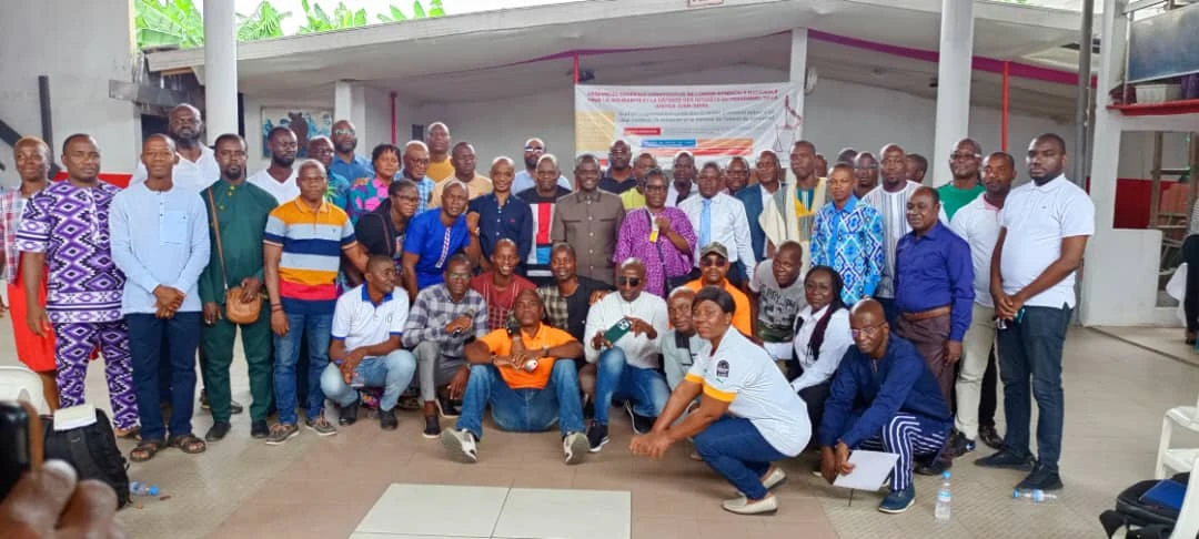 Image de Société. Le samedi 29 juin 2024, dans un espace événementiel de la commune de Yopougon, sept syndicats d'agents du ministère de la Justice et des Droits de l'homme se sont unis pour revendiquer une répartition plus équitable des primes. Cette alliance a été scellée sous la houlette de Houallo Stanislas, nouveau secrétaire général de l'Union syndicale nationale pour la défense des intérêts du personnel du ministère de la Justice, et conseiller d'éducation surveillée au service de la protection judiciaire de l’enfance et de la jeunesse au tribunal de Yopougon. L'Injustice des Primes : Un Déséquilibre de Longue Date Depuis près de six ans, une inégalité flagrante persiste dans la répartition des primes trimestrielles au ministère, surnommées "émoluments". "Il y a des agents de grade inférieur comme le B3 qui perçoivent entre 300 000 et 400 000 FCFA, tandis que ceux de grades supérieurs, A4 et A5, ne reçoivent que 60 000 à 80 000 FCFA. Cela est injuste et anormal", dénonce Houallo Stanislas. Cette disparité, non seulement crée un climat de mécontentement, mais soulève aussi des questions profondes sur les critères de répartition utilisés par le ministère. Face à cette situation, l'Union syndicale a pris des mesures concrètes en sollicitant une révision de l'arrêté régissant ces primes. "Nous avons fait des démarches auprès de la hiérarchie, auprès de la chancellerie pour qu'elle puisse réviser cet arrêté, car il ne peut plus continuer d’être opérationnel", affirme Stanislas. Cette initiative vise à restaurer un sentiment de justice et d'équité au sein du ministère. Dans un appel vibrant adressé au Garde des Sceaux, ministre de la Justice et des Droits de l’homme, Stanislas exige une action décisive : "Nous demandons seulement que le Garde des Sceaux prenne une décision courageuse pour mettre fin à l'injustice actuelle afin que tout le personnel soit traité de manière égale". Cette requête souligne la nécessité d'une approche plus transparente et juste dans la gestion des ressources humaines au ministère. Problématiques Connexes : La Gestion des Postes de Direction Au-delà des primes, Stanislas critique la gestion des postes de sous-direction au sein des différentes corporations de la justice, tous occupés par des magistrats. Cette pratique, perçue comme une monopolisation des postes stratégiques, diminue les chances de promotion pour d'autres compétences au sein du ministère. "Nous allons demander au Garde des Sceaux de faire la promotion des compétences au sein des différentes corporations", insiste Stanislas, ajoutant que l'intention n'est pas de perturber le fonctionnement du ministère, mais de favoriser une meilleure représentation des diverses professions judiciaires. La mobilisation des sept syndicats sous l'égide de l'Union syndicale nationale pour la défense des intérêts du personnel du ministère de la Justice marque un tournant potentiel dans la gestion des ressources humaines au sein du ministère. En cherchant à corriger les inégalités dans la distribution des primes et à promouvoir une gestion plus inclusive des postes de direction, ces syndicats posent les bases d'une réforme nécessaire et longtemps attendue. Comment les efforts de ces syndicats influenceront-ils les politiques internes du ministère de la Justice et pourront-ils instaurer un climat de confiance et d'équité durable parmi le personnel?