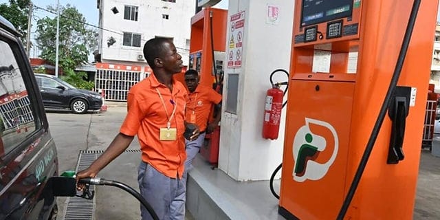 Image de Business/Investissement. En Côte d'Ivoire, l'annonce des prix des produits pétroliers pour le mois de juillet 2024 a été faite avec anticipation, le 30 juin, par le ministère des Mines, du Pétrole et de l'Énergie. Cette communication est cruciale tant pour les consommateurs que pour les acteurs économiques, car elle influence directement les coûts de transport et les dépenses quotidiennes des ménages. Stabilité dans un Contexte Volatil Le ministère a confirmé le maintien des prix de l'essence Super sans plomb, du pétrole lampant, et du gasoil moteur aux tarifs de juin. Ainsi, le litre de Super sans plomb sera vendu à 875 francs CFA, celui de pétrole lampant à 745 francs CFA, et le gasoil moteur à 715 francs CFA. Cette stabilité des prix est une nouvelle rassurante pour les Ivoiriens, dans un contexte international souvent marqué par la volatilité des cours du pétrole. Le prix du gaz domestique, essentiel pour la cuisson dans de nombreux foyers ivoiriens, reste également inchangé. La recharge de la bouteille de 6 kg continue de coûter 2000 FCFA. Les tarifs des autres capacités de bouteilles de gaz butane restent les mêmes, offrant une certaine prévisibilité pour les consommateurs. Les prix des bouteilles de 12.5kg, 15kg, 17.5kg, 25kg, et 28kg sont respectivement fixés à 5200 FCFA, 6965 FCFA, 8125 FCFA, 11.610 FCFA et 13000 FCFA. Le maintien des prix des carburants est une mesure qui aide à contenir l'inflation des coûts de transport. Pour les entreprises de transport et les consommateurs individuels, cela signifie une plus grande prévisibilité dans les dépenses et aide à la planification budgétaire dans un environnement économique où d'autres variables, comme le coût des aliments et des services, peuvent être moins stables. La décision de maintenir les prix du gaz domestique à un niveau constant reflète également une considération pour la stabilité sociale. En effet, le gaz est une composante essentielle du budget des ménages, et tout changement significatif pourrait avoir un impact direct sur le pouvoir d'achat des citoyens. Appel au Respect des Prix Fixés Le ministère des Mines, du Pétrole et de l'Énergie a mis en garde contre toute tentative de non-respect des tarifs annoncés. Les distributeurs sont appelés à se conformer strictement à ces directives, sous peine de sanctions. Cette mesure vise à éviter la spéculation et à garantir que tous les consommateurs bénéficient des prix réglementés, renforçant ainsi la confiance dans les mécanismes de régulation du marché. Les contrevenants à la réglementation sur les prix des produits pétroliers sont exposés à des sanctions, ce qui souligne la détermination du gouvernement à maintenir l'ordre dans ce secteur crucial. Cela est particulièrement important dans un secteur aussi vital que celui de l'énergie, où les abus peuvent avoir des conséquences directes sur l'économie et le bien-être des citoyens. La politique de maintien des prix des produits pétroliers en Côte d'Ivoire pour juillet 2024 montre une volonté de l'État de protéger les consommateurs et de stabiliser l'économie. Toutefois, elle soulève également des questions sur les défis futurs. Comment le gouvernement ivoirien pourra-t-il continuer à réguler efficacement ce secteur face aux fluctuations inévitables des marchés mondiaux?