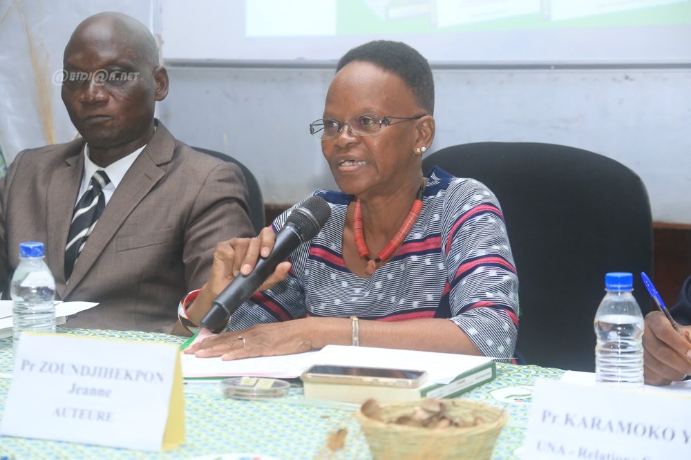 Image de Littérature. Le 28 juin 2024, l'université Nangui Abrogoua d'Abobo a été le théâtre d'un événement marquant pour la communauté scientifique et académique de Côte d'Ivoire. La Professeure Jeanne G. Zoundjihekpon, éminente chercheuse d'origine béninoise, y a présenté son travail de plusieurs années sur l'igname, ce tubercule ancré dans les traditions et l'économie de l'Afrique de l'Ouest. La cérémonie de dédicace de son livre, "L’igname, une plante noble au futur pluriel", a rassemblé des enseignants-chercheurs, des professeurs d’universités et de nombreux étudiants, illustrant la portée de ses recherches. L'Igname : Au Cœur de la Recherche et de l'Innovation Le livre de la Professeure Zoundjihekpon, préfacé par le Professeur Karim Dramane, titulaire émérite des universités nationales du Bénin, et écrit en collaboration avec feu Roland Dumont du Cirad, se divise en deux grandes parties. La première, intitulée "Une ressource vivrière ancestrale en voie d'adaptation à l'agriculture moderne", examine comment l'igname, traditionnellement cultivée, s'adapte aux techniques agricoles contemporaines. La seconde partie, "Introduction des graines comme semences dans la production des ignames en Afrique de l'ouest", propose une innovation majeure : l'utilisation de graines pour la culture de l'igname, potentiellement révolutionnaire pour l'agriculture paysanne. Le travail de Zoundjihekpon ne se limite pas à l'aspect botanique ; il aborde également la diversité génétique des ignames, menacée et pourtant cruciale pour la sécurité alimentaire future. Son livre détaille les variétés d'ignames, leur importance dans l'agriculture ouest-africaine, et les défis posés par la modernisation des pratiques agricoles. Le dernier chapitre du livre met en lumière une collaboration réussie entre la recherche scientifique et les agriculteurs locaux, qui ont ensemble développé de nouvelles méthodes de pépinière pour les ignames. Cette initiative a permis aux agriculteurs de sélectionner et d'adapter des clones d'ignames à leurs environnements spécifiques sans intervention extérieure directe, une démarche vers plus d'autonomie et de résilience. En conclusion de son ouvrage, Jeanne Zoundjihekpon plaide pour la reconnaissance des droits des communautés locales dans la gestion et la conservation de la biodiversité de l'igname. Elle souligne l'importance de protéger les savoirs traditionnels et les ressources génétiques contre l'exploitation commerciale non régulée. Perspectives Futures et Engagement Communautaire Selon le Dr. Kouakou Amani Michel, directeur du CNRA, l'ouvrage révèle non seulement la "noblesse de l'igname" mais aussi son "futur pluriel". Il souligne la nécessité de comprendre les interactions complexes entre le génotype des ignames et leur environnement pour optimiser leur culture, un défi que Zoundjihekpon a commencé à relever. Le Professeur Zoro Bi Irié Arsène, vice-président de l'université, a conclu la cérémonie en incitant les chercheurs locaux à intensifier leurs efforts dans la recherche agronomique, afin de continuer à enrichir le patrimoine scientifique de la Côte d'Ivoire. La présentation de "L’igname, une plante noble au futur pluriel" par Jeanne Zoundjihekpon marque un tournant pour la recherche agronomique en Afrique de l'Ouest. En liant étroitement tradition et innovation, elle propose des pistes pour un développement agricole durable et respectueux des écosystèmes locaux. Ce travail est un hommage à la fois au passé et à l'avenir de l'agriculture africaine. Dans ce contexte, quelle peut être la contribution des jeunes chercheurs africains pour continuer à valoriser et à développer les ressources agricoles locales telles que l'igname?