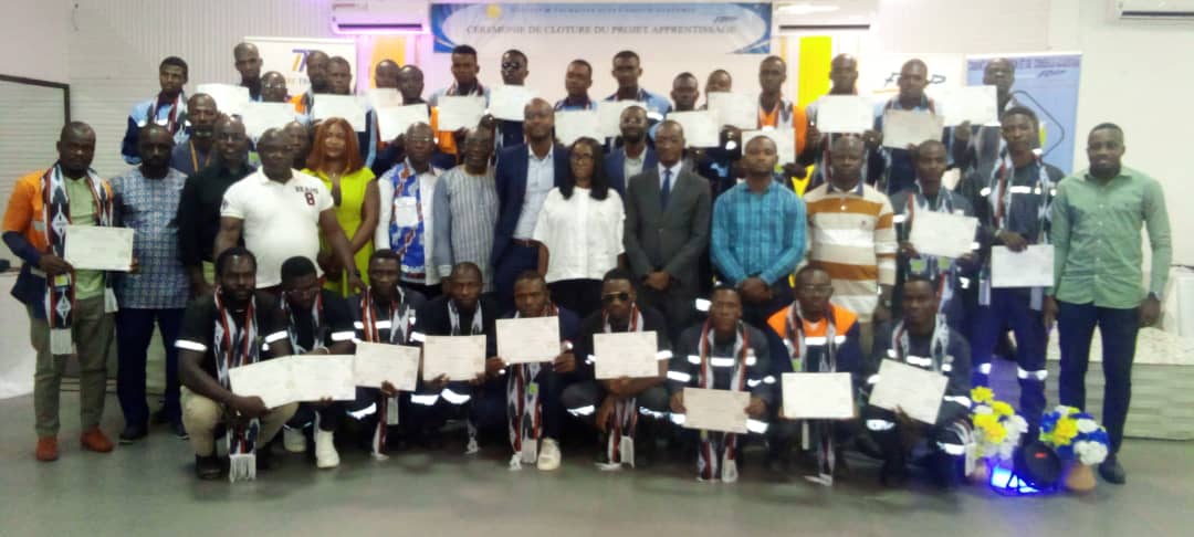 Image de Business/Investissement. À Koumassi-Abidjan, un groupe de 55 jeunes vient de franchir une étape significative vers l'insertion professionnelle, suite à une formation intensive dans les domaines de la conduite et de la mécanique automobile. Ce samedi 29 juin 2024, la cérémonie de clôture de cette formation a marqué non seulement la fin d'un cycle d'apprentissage mais aussi le début d'une nouvelle trajectoire professionnelle pour ces individus. Ce projet, une initiative d'Ivoire Transport soutenue par le Fonds de Développement de la Formation Professionnelle (FDFP) et le Cabinet de Formation du Conseil Academia (CFCA), illustre un effort collaboratif pour lutter contre le chômage parmi les jeunes en Côte d'Ivoire. Une Formation Axée sur la Pratique et l'Emploi La formation, étalée sur neuf mois, a été conçue pour répondre aux exigences spécifiques du marché du travail local, en particulier dans les secteurs de la conduite et de la mécanique automobile. Les participants, divisés en 40 chauffeurs et 15 mécaniciens, ont bénéficié d'une approche pédagogique qui allie théorie et pratique, permettant ainsi une immersion réelle dans leurs futurs environnements de travail. « Cette initiative vise à outiller ces jeunes non seulement avec des compétences techniques, mais aussi avec une éthique de travail solide », explique Rachelle Assi, directrice marketing du CFCA. Au-delà de l'acquisition de compétences, le programme a des implications plus larges, notamment en matière de réduction du chômage et de prévention de la délinquance. Rachelle Assi souligne que « cette formation est également un outil de lutte contre la dépravation des mœurs et la migration sans issue souvent envisagée par la jeunesse désœuvrée ». En effet, par leur intégration dans le monde du travail, ces jeunes sont désormais des vecteurs de changement, porteurs d'espoir pour leurs communautés. Insertion Professionnelle Réussie Le succès de ce programme se mesure également à travers l'insertion professionnelle des participants. Sur les 55 jeunes formés, trente ont déjà trouvé un emploi chez Ivoire Transport, signe tangible de l'efficacité du programme. « Cela démontre notre engagement non seulement à former mais aussi à employer », déclare Arnaud Koffi, directeur des ressources humaines chez Ivoire Transport. Il encourage également les jeunes formés à être des ambassadeurs de cette initiative, en partageant leurs expériences positives. Ouattara Zié, porte-parole des jeunes formés, exprime sa gratitude : « Nous sommes reconnaissants pour cette opportunité qui change notre vie. Nous promettons de faire honneur à cette formation en étant exemplaires dans nos postes respectifs. » Ces paroles reflètent le sentiment général de la cohorte, prête à embrasser pleinement ses nouvelles responsabilités professionnelles. Ce projet est un exemple de ce que la collaboration entre le secteur privé, les institutions de formation et les organismes gouvernementaux peut réaliser en termes de développement des compétences et d'emploi. Ivoire Transport, existant depuis 2013 et spécialisée dans le transport des hydrocarbures, montre par cet engagement sa volonté de contribuer activement au développement économique local et à la stabilisation sociale. La formation des 55 jeunes à Koumassi-Abidjan est plus qu'une réussite éducative; c'est une affirmation que l'éducation professionnelle ciblée est une clé pour résoudre certains des défis socio-économiques les plus pressants de la Côte d'Ivoire. Alors que ces jeunes commencent un nouveau chapitre de leur vie, la question demeure : comment d'autres secteurs en Côte d'Ivoire peuvent-ils s'inspirer de ce modèle pour créer des opportunités similaires à travers le pays ?