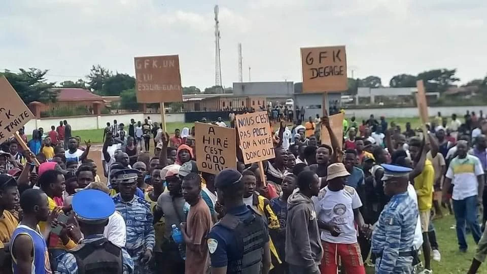 Image de Politique. La ville de Hiré a été le théâtre d'une série d'événements tumultueux suite à la décision du maire Gilbert Francis Kacou de quitter le Rassemblement des Houphouëtistes pour la Démocratie et la Paix (RHDP) pour rejoindre son parti d'origine, le Parti Démocratique de Côte d'Ivoire (PDCI). Cette transition politique a déclenché une vague de manifestations, culminant avec le saccage de la mairie lors d'une session du conseil municipal le mardi 2 juillet 2024. Les Racines du Conflit Le conflit à Hiré plonge ses racines dans un mélange complexe de loyautés politiques et d'intérêts locaux. La démission de Gilbert Francis Kacou du RHDP a exacerbé les tensions au sein du conseil municipal, poussant les militants RHDP à chercher à le démettre de ses fonctions. Lors d'une session controversée, sur cinquante conseillers, dix-sept ont voté contre le maintien de Kacou, une action qui a rapidement dégénéré lorsque des manifestants ont envahi la salle, interrompant le dépouillement et saccageant les lieux. La situation a rapidement évolué en affrontements lorsque les manifestants ont été confrontés par les forces de l'ordre. Employant des gaz lacrymogènes pour disperser la foule et sécuriser le bâtiment, la police a fait face à une résistance déterminée. Ce déploiement de force soulève des questions sur la gestion de l'ordre public et la réponse appropriée aux expressions de mécontentement civil. La défection de Kacou et les réactions subséquentes ne sont pas de simples incidents isolés, mais reflètent des tensions plus larges au sein de la politique ivoirienne, où les alliances sont souvent fluides et les loyautés politiques peuvent être sources de conflit intense. « Ce qui se passe à Hiré est un microcosme des dynamiques politiques qui agitent le pays tout entier », explique un analyste politique local. Impact sur la Communauté de Hiré Au-delà des implications politiques, les événements de Hiré ont un impact direct sur les citoyens de la ville. Les affaires courantes de la mairie sont paralysées, affectant les services municipaux et la gouvernance locale. De plus, le climat d'insécurité et de tension affecte la vie quotidienne des résidents, mettant en évidence les coûts humains de la dispute politique. Cet incident soulève des questions fondamentales sur la stabilité de la gouvernance locale et le rôle de la démocratie dans la résolution des conflits politiques. La capacité d'une communauté à gérer des désaccords de manière pacifique et constructive est essentielle pour son développement et sa prospérité. L'instabilité à Hiré illustre les défis auxquels sont confrontées de nombreuses villes dans des contextes politiques volatils. Alors que la ville de Hiré cherche à se stabiliser après ces perturbations significatives, la communauté se trouve à un carrefour. Les actions futures du maire Kacou, des conseillers municipaux, des forces de l'ordre, et surtout des citoyens, détermineront la trajectoire de la ville. En ces temps incertains, une question demeure : comment les leaders et les citoyens de Hiré peuvent-ils travailler ensemble pour surmonter cette crise et renforcer leur communauté?