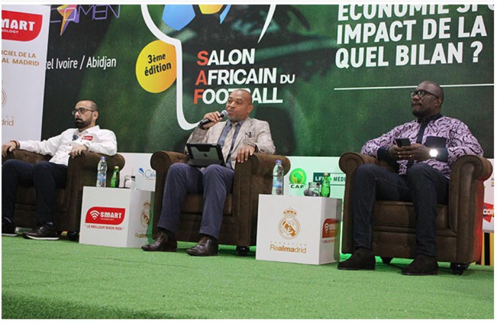 Image de Football. Dans l'univers du football, où le talent se cherche et se cultive dès le plus jeune âge, une initiative particulièrement prometteuse vient d'être annoncée à Abidjan. Lors d'une conférence de presse tenue au Sofitel Hôtel Ivoire, dans le cadre du Salon Africain du Football (SAF) 2024, la Fondation Real de Madrid a dévoilé un programme de stage de perfectionnement destiné aux jeunes joueurs ivoiriens. Cette annonce, faite le samedi 29 juin 2024, s'inscrit comme une démarche innovante visant à enrichir le potentiel footballistique et personnel de la jeunesse de Côte d'Ivoire. Un Stage, Plusieurs Objectifs Du 26 au 31 août 2024, une centaine de jeunes talents, garçons et filles âgés de 9 à 17 ans, auront l'opportunité de participer à ce stage de perfectionnement à l'Institut Polytechnique Houphouët-Boigny (INPHB) de Yamoussoukro. Organisé par la Fondation Real de Madrid en collaboration avec Smart Technologie et le SAF, ce programme se distingue par sa gratuité et son approche, qui privilégie l'éducation et le plaisir du jeu avant tout. Pierre Mbas, représentant de la Fondation Real de Madrid en Afrique et responsable partenariat de l'ONG Diambars, insiste sur le caractère éducatif de l'initiative : « Ce stage de perfectionnement n'est pas un stage de détection. Notre but est de rappeler aux enfants que le football est avant tout un jeu et qu'ils doivent s'amuser. » Cette approche souligne un engagement profond à rendre le sport accessible et bénéfique à tous, sans pression ni compétition excessive. Au-delà du simple perfectionnement, le stage vise également à identifier deux ou trois participants exceptionnels pour un second stage à la Cité du Real de Madrid, non pour une détection, mais pour leur offrir une chance supplémentaire de développement. « Il s'agit d'apprendre humblement les méthodes de formation de l'un des clubs les plus prestigieux au monde », affirme Zein M'Roueh, directeur général adjoint de Smart Technologie. Un Investissement dans l'Avenir Ce programme est une partie d'une vision plus large, qui inclut non seulement des stages de perfectionnement mais aussi des projets futurs de détection et de formation plus poussés. « Nous envisageons la création d'une antenne du Real de Madrid ici, en Côte d'Ivoire. Nous ne vendons pas d'illusion, mais offrons des opportunités réelles, à l'image de la qualité de nos produits », précise M. M'Roueh. Le Salon Africain du Football de cette année, centré sur l'« Économie sportive : impact de la CAN 2023, quel bilan ? », a offert une plateforme idéale pour la présentation de ce programme. En mettant en lumière les liens entre sport, développement économique et éducation, le SAF 2024 a été un catalyseur pour des initiatives comme celle de la Fondation Real de Madrid, promettant un avenir prometteur pour les jeunes sportifs ivoiriens. Avec cette initiative, la Fondation Real de Madrid non seulement enrichit le paysage sportif ivoirien mais pose également les bases pour un développement continu du football jeunesse en Afrique. En focalisant sur l'éducation, le plaisir et le perfectionnement technique, ce programme peut-il devenir un modèle pour d'autres initiatives sportives à travers le continent ?