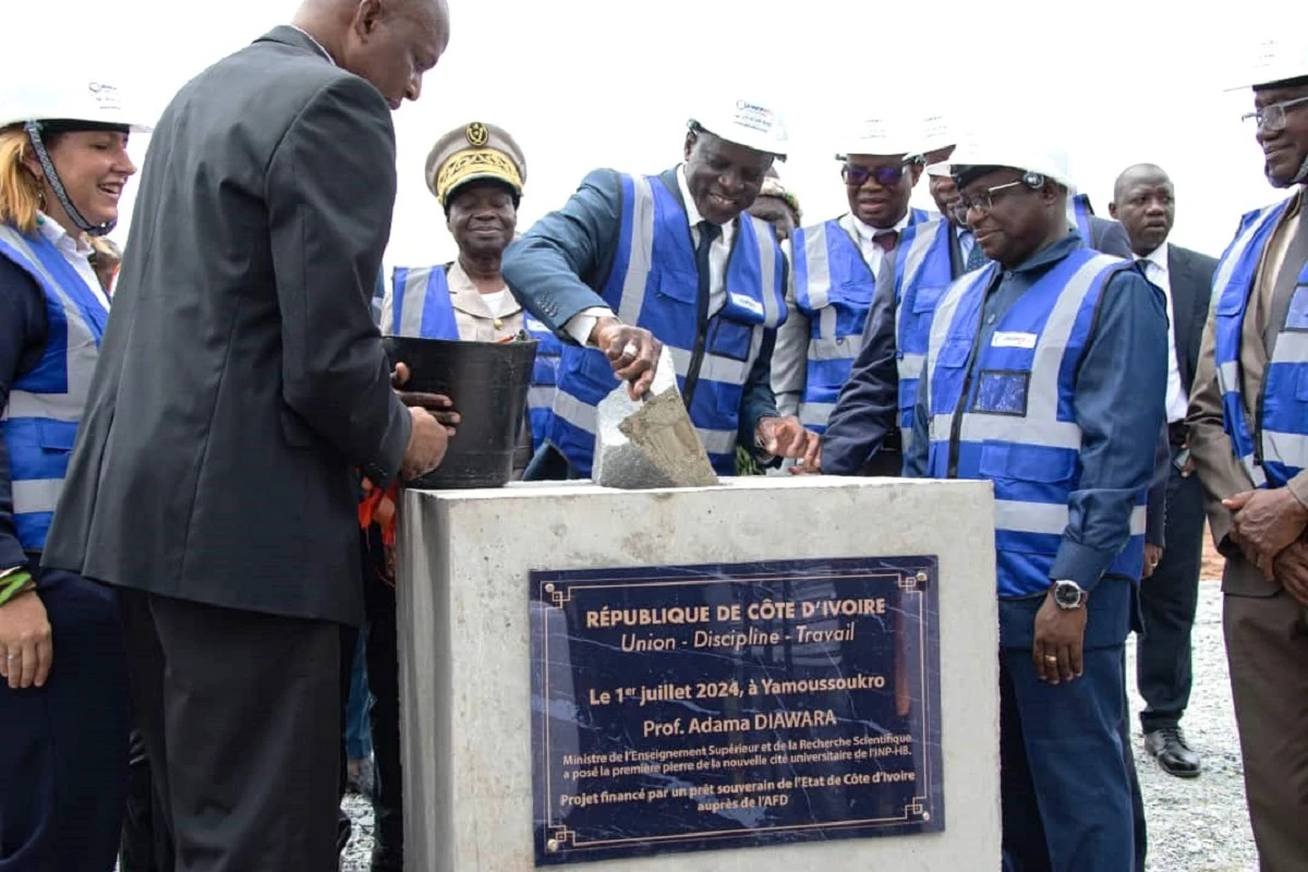 Image de Société. L'Institut National Polytechnique Félix Houphouët-Boigny (INPHB) de Yamoussoukro entreprend une transformation significative avec la construction d'une nouvelle cité universitaire de 1 194 lits. Ce projet, inauguré le 1er juillet 2024, reflète une avancée majeure pour l'enseignement supérieur en Côte d'Ivoire, promettant d'améliorer substantiellement les conditions de vie étudiante et de renforcer les capacités d'accueil de l'institut. Un Projet de Grande Envergure La nouvelle cité universitaire, qui s'étend sur 9,5 hectares au sein du campus central de l'INPHB, est un projet ambitieux avec un budget de 16 milliards de FCFA financé intégralement par l'Agence Française de Développement (AFD). Cette initiative porte la capacité d'accueil totale de l'INPHB à 4 202 lits, un chiffre qui souligne l'engagement du gouvernement à soutenir l'expansion de l'éducation supérieure en Côte d'Ivoire. Le ministre de l’Enseignement Supérieur et de la Recherche Scientifique, Adama Diawara, voit dans ce projet une réponse adéquate aux besoins croissants de logement étudiant, affirmant qu’il est « largement suffisant pour accueillir tous les étudiants de l’institut ». Cette expansion est cruciale non seulement pour l'amélioration de l'expérience étudiante mais aussi pour l'attraction de talents académiques régionaux et internationaux. Le projet va au-delà de la simple augmentation des capacités d'accueil. Il vise également à offrir un environnement propice à l'excellence académique, en ligne avec la vision du Président Alassane Ouattara de promouvoir une éducation de qualité supérieure en Côte d'Ivoire. C'est un pas en avant dans la modernisation des infrastructures éducatives de l'INPHB, établissement qui joue un rôle pivot dans la formation des futurs leaders du pays. Vers une Hub Régional d'Innovation Parallèlement, le ministre Diawara a inauguré le laboratoire central d’innovation du Centre d’excellence africain pour la valorisation des produits agricoles (CEA VALOPRO), également financé par l'AFD. Ce projet de 700 millions de FCFA renforce la position de l'INPHB comme centre de recherche et d'innovation, particulièrement dans le secteur agricole vital pour l'économie ivoirienne. La présence de personnalités telles que Céline Gradatour de l'AFD et Moussa Diaby, directeur général de l’INPHB, lors de la cérémonie, souligne l'importance de la coopération internationale dans le renforcement de l'éducation en Côte d'Ivoire. Cette collaboration symbolise un engagement partagé envers le développement éducatif et économique du pays. Avec la mise en place de cette nouvelle cité universitaire, l'INPHB est bien parti pour renforcer son rôle de leader en éducation supérieure en Afrique de l'Ouest. Cette infrastructure ne se limite pas à améliorer les conditions de vie étudiante mais sert également de catalyseur pour l'innovation et le développement académique à travers la région. L'expansion de l'INPHB avec la construction de la nouvelle cité universitaire est un jalon important pour l'éducation en Côte d'Ivoire, illustrant un engagement robuste à l'excellence académique et à l'amélioration des conditions étudiantes. Alors que l'INPHB continue de grandir et d'innover, quelle sera son influence sur la transformation socio-économique de la Côte d'Ivoire et de l'Afrique de l'Ouest dans les années à venir?