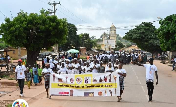 Troisième Image de Culture. Au coeur de la ville de Sakassou, le Festival des Arts et Traditions d’Akan (FATA) a débuté le 1er juillet, inaugurant deux semaines de festivités intenses célébrant l'héritage riche et diversifié des communautés Akan. Cette édition, se tenant jusqu’au 15 juillet sur la Place Henri Konan Bédié, a été lancée sous des auspices spirituels et culturels, attirant des participants locaux et internationaux désireux de plonger dans les traditions ancestrales. L'Essence du FATA : Plus qu'un Festival, un Esprit Jean-Baptiste Djeka Kouadio, artiste-plasticien et commissaire général du festival, a capturé l'attention avec ses mots lors de la conférence inaugurale du 22 juin à l’Université Alassane Ouattara de Bouaké. Il a souligné l'importance de l'esprit immortel du FATA, affirmant que le festival n'est pas seulement une célébration, mais une réelle incarnation des énergies et des esprits ancestraux. "Le FATA, c'est un esprit et l'esprit ne peut jamais mourir. Il se matérialise progressivement avec l'aide des ancêtres," a-t-il déclaré, introduisant ainsi le thème de cette année : « La renaissance du peuple Waoulé ». La programmation du festival s'est révélée être une mosaïque de rituels, de danses et de chants émanant des 172 villages de la commune. Chaque jour, les activités et les performances ont offert une fenêtre sur les coutumes profondes et souvent méconnues des Waoulés, telles que la signification de ne pas balayer la nuit, une pratique chargée de sens et de symbolismes ancestraux. Le festival sert de pont entre les générations, permettant un dialogue riche entre les anciens et les jeunes, et entre les Ivoiriens et la diaspora. Les discussions qui se tiennent sur le site du festival explorent des thèmes variés, renforçant le tissu social et culturel et encourageant une appréciation renouvelée des traditions Akan. En mettant en lumière la richesse des traditions Waoulé et Akan, le FATA ne se contente pas de préserver ces coutumes ; il les adapte également à l'ère moderne, assurant ainsi leur pérennité. Les œuvres d'art et les spectacles contemporains inspirés par ces traditions ancestrales montrent que la culture Waoulé est non seulement vivante mais en constante évolution. Vers un Avenir de Renaissance Culturelle Le FATA est une démonstration vibrante de la manière dont les festivals culturels peuvent servir à revigorer et à célébrer l'identité africaine. À travers ses diverses activités, le festival souligne l'importance de la culture dans la compréhension de soi et dans la projection sur la scène mondiale. La réussite du FATA pourrait bien servir de modèle pour d'autres régions en Côte d'Ivoire et au-delà, illustrant comment les festivals peuvent être utilisés comme des outils efficaces pour la préservation et la revitalisation culturelle. Les bénéfices de telles initiatives ne se limitent pas à la conservation du patrimoine, mais s'étendent à la stimulation économique et au renforcement de la cohésion sociale. Alors que le festival atteindra bientôt son apogée avec la cérémonie de clôture prévue à Assandrê, il est clair que l'impact du FATA résonnera bien au-delà des frontières de Sakassou. En réaffirmant et en célébrant l'identité Waoulé, le festival a renforcé les liens communautaires et a encouragé une fierté culturelle profonde parmi tous les participants. Comment d'autres régions en Côte d'Ivoire et ailleurs en Afrique peuvent-elles s'inspirer de l'exemple du FATA pour revitaliser leurs propres traditions culturelles tout en les adaptant au contexte moderne ?