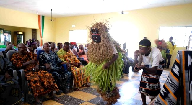 Quatrième Image de Culture. Au coeur de la ville de Sakassou, le Festival des Arts et Traditions d’Akan (FATA) a débuté le 1er juillet, inaugurant deux semaines de festivités intenses célébrant l'héritage riche et diversifié des communautés Akan. Cette édition, se tenant jusqu’au 15 juillet sur la Place Henri Konan Bédié, a été lancée sous des auspices spirituels et culturels, attirant des participants locaux et internationaux désireux de plonger dans les traditions ancestrales. L'Essence du FATA : Plus qu'un Festival, un Esprit Jean-Baptiste Djeka Kouadio, artiste-plasticien et commissaire général du festival, a capturé l'attention avec ses mots lors de la conférence inaugurale du 22 juin à l’Université Alassane Ouattara de Bouaké. Il a souligné l'importance de l'esprit immortel du FATA, affirmant que le festival n'est pas seulement une célébration, mais une réelle incarnation des énergies et des esprits ancestraux. "Le FATA, c'est un esprit et l'esprit ne peut jamais mourir. Il se matérialise progressivement avec l'aide des ancêtres," a-t-il déclaré, introduisant ainsi le thème de cette année : « La renaissance du peuple Waoulé ». La programmation du festival s'est révélée être une mosaïque de rituels, de danses et de chants émanant des 172 villages de la commune. Chaque jour, les activités et les performances ont offert une fenêtre sur les coutumes profondes et souvent méconnues des Waoulés, telles que la signification de ne pas balayer la nuit, une pratique chargée de sens et de symbolismes ancestraux. Le festival sert de pont entre les générations, permettant un dialogue riche entre les anciens et les jeunes, et entre les Ivoiriens et la diaspora. Les discussions qui se tiennent sur le site du festival explorent des thèmes variés, renforçant le tissu social et culturel et encourageant une appréciation renouvelée des traditions Akan. En mettant en lumière la richesse des traditions Waoulé et Akan, le FATA ne se contente pas de préserver ces coutumes ; il les adapte également à l'ère moderne, assurant ainsi leur pérennité. Les œuvres d'art et les spectacles contemporains inspirés par ces traditions ancestrales montrent que la culture Waoulé est non seulement vivante mais en constante évolution. Vers un Avenir de Renaissance Culturelle Le FATA est une démonstration vibrante de la manière dont les festivals culturels peuvent servir à revigorer et à célébrer l'identité africaine. À travers ses diverses activités, le festival souligne l'importance de la culture dans la compréhension de soi et dans la projection sur la scène mondiale. La réussite du FATA pourrait bien servir de modèle pour d'autres régions en Côte d'Ivoire et au-delà, illustrant comment les festivals peuvent être utilisés comme des outils efficaces pour la préservation et la revitalisation culturelle. Les bénéfices de telles initiatives ne se limitent pas à la conservation du patrimoine, mais s'étendent à la stimulation économique et au renforcement de la cohésion sociale. Alors que le festival atteindra bientôt son apogée avec la cérémonie de clôture prévue à Assandrê, il est clair que l'impact du FATA résonnera bien au-delà des frontières de Sakassou. En réaffirmant et en célébrant l'identité Waoulé, le festival a renforcé les liens communautaires et a encouragé une fierté culturelle profonde parmi tous les participants. Comment d'autres régions en Côte d'Ivoire et ailleurs en Afrique peuvent-elles s'inspirer de l'exemple du FATA pour revitaliser leurs propres traditions culturelles tout en les adaptant au contexte moderne ?