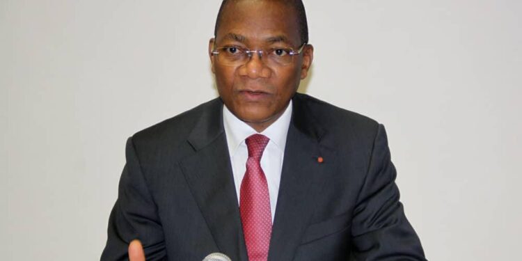 Image de Politique. Dans un mouvement audacieux visant à moderniser la gestion foncière en Côte d'Ivoire, le ministre de la Construction, du Logement et de l’Urbanisme, Bruno Nabagné Koné, a lancé un ultimatum clair aux détenteurs d'attestations villageoises. Avec l'introduction de l'Attestation de Droit d'Usage coutumier (ADU), le ministre entend réformer de manière significative le système foncier rural. Cette mesure, effective depuis le 1er juillet 2024, donne aux citoyens et aux services techniques des délais spécifiques pour se conformer à la nouvelle réglementation. Contexte de la Réforme Foncière La réforme initiée par Bruno Nabagné Koné s'inscrit dans un effort plus large pour clarifier et sécuriser les droits fonciers en Côte d'Ivoire. Les attestations villageoises, bien que reconnues traditionnellement, ont souvent donné lieu à des conflits de propriété et à des ambiguïtés dans l'administration des terres. L'ADU vise à standardiser et à légaliser les droits d'usage foncier, en s'appuyant sur des enregistrements précis et des validations officielles. Le passage à l'ADU nécessite une mise à jour significative de la documentation et des pratiques foncières à travers le pays. Cette transition est soutenue par une campagne d'information et un travail sur le terrain impliquant des commissaires de justice et les communautés locales, pour s'assurer que les données contenues dans les guides fonciers soient à jour et incontestables. Les détenteurs actuels d'attestations villageoises ont jusqu'à la fin août pour se familiariser avec les nouvelles directives, tandis que les services techniques ont trois mois pour finaliser les opérations de conformité des lotissements. Cette période est cruciale pour éviter les interruptions dans les transactions foncières et garantir une transition en douceur vers le nouveau système. Impact sur les Citoyens et les Autorités Locales À partir du 1er janvier 2025, les anciennes attestations ne seront plus acceptées, marquant un tournant décisif dans la gestion des droits fonciers en Côte d'Ivoire. Cette directive souligne l'importance pour tous les détenteurs de se conformer rapidement à la nouvelle disposition pour éviter des complications légales ou administratives. L'ADU est conçu pour offrir une plus grande sécurité juridique aux détenteurs de terres, réduisant les conflits fonciers et favorisant un développement économique plus stable. Par cette réforme, le gouvernement ivoirien espère attirer davantage d'investissements dans les zones rurales, en clarifiant les droits de propriété et en facilitant l'accès aux ressources foncières. La réussite de cette réforme dépendra de la capacité des services administratifs à gérer efficacement la transition, ainsi que de la réceptivité des communautés locales. Les défis incluent la formation des agents fonciers, la sensibilisation des populations rurales, et l'adaptation des pratiques traditionnelles à un cadre réglementaire formel. La réforme foncière entreprise par Bruno Nabagné Koné est un pari audacieux pour moderniser et sécuriser l'administration des terres en Côte d'Ivoire. En mettant en place l'ADU, le ministre cherche non seulement à résoudre les problèmes persistants liés à la gestion foncière, mais également à poser les bases d'un développement rural soutenu et équitable. Comment les communautés rurales ivoiriennes peuvent-elles s'assurer que la transition vers l'Attestation de Droit d'Usage coutumier se fasse de manière inclusive et équitable pour tous les détenteurs de terres ?