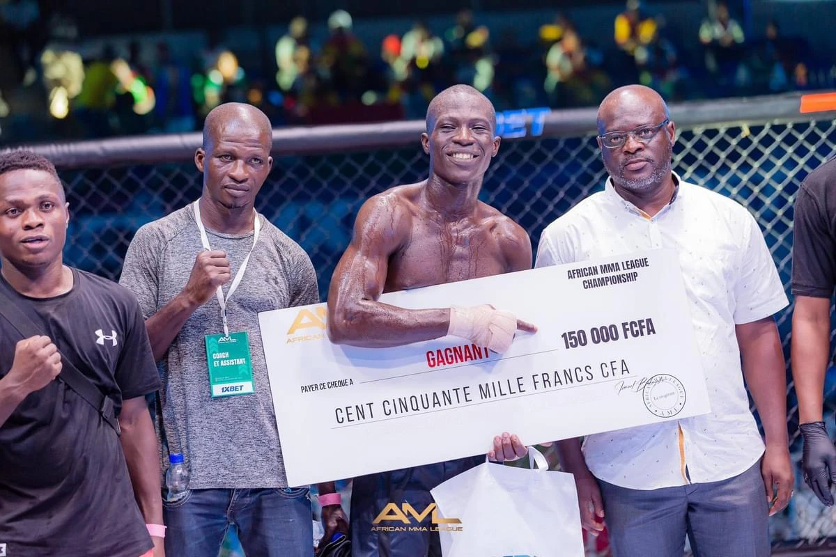 Image de Sport. Le 2 juillet 2024 à Abidjan, Zakaria Kouakou a marqué l'histoire en devenant le champion d'Afrique des arts martiaux mixtes (MMA), un exploit qui a simultanément suscité fierté nationale et débat houleux en Côte d'Ivoire. Sa victoire contre un adversaire malien a été saluée comme une démonstration de la qualité et de la détermination des athlètes ivoiriens. Cependant, l'annonce d'un gain de seulement 150.000 FCFA pour le titre continental a provoqué une onde de choc parmi les supporters et a soulevé des questions sur la valorisation des sports dans la région. Un Championnat avec des Enjeux Élevés La finale de l'African MMA League a été le théâtre d'une rivalité sportive exacerbée entre la Côte d'Ivoire et le Mali, deux nations souvent en compétition sur le plan sportif. La victoire de Kouakou n'a pas seulement été un triomphe sportif; elle a aussi été un moment de fierté nationale, renforcée par la rivalité amicale entre les deux pays. La page officielle de la ligue a félicité Kouakou, le décrivant comme un digne représentant de son pays. Bien que la victoire ait été source de célébration, l'annonce du montant du prix a rapidement refroidi l'enthousiasme des fans. Comparé aux efforts physiques et aux risques de blessures encourus, le gain de 150.000 FCFA semble dérisoire. Cette récompense soulève des questions sur la reconnaissance et la valorisation des athlètes dans des disciplines moins médiatisées, comme le MMA, en Afrique. Les réactions sur les réseaux sociaux ont oscillé entre fierté pour la performance de Kouakou et indignation face au montant de la récompense. Certains commentaires ont même remis en question la pertinence de ce sport sur le continent africain, appelant à une réévaluation des politiques sportives par les dirigeants. La Lutte contre l'Exode des Talents Le faible soutien financier pour des sports comme le MMA peut encourager l'émigration des talents sportifs africains vers des pays offrant de meilleures opportunités et récompenses. Cela souligne la nécessité pour les gouvernements africains de revoir leur soutien aux athlètes pour retenir ces compétences précieuses. L'affaire Kouakou met en lumière le besoin urgent de soutien institutionnel et financier pour les sports mineurs en Afrique. Un renforcement de ce soutien pourrait non seulement améliorer le statut et la qualité de vie des athlètes mais aussi contribuer à la lutte contre l'immigration clandestine en offrant des perspectives attrayantes aux jeunes sur leur propre continent. La victoire de Zakaria Kouakou au championnat d'Afrique de MMA est un moment de fierté pour la Côte d'Ivoire, mais elle révèle également des défis significatifs dans la gestion et le financement des sports sur le continent. Alors que la Côte d'Ivoire célèbre un nouveau champion, elle doit aussi réfléchir à la manière dont elle valorise et soutient ses héros sportifs. Comment les nations africaines peuvent-elles mieux soutenir et valoriser leurs athlètes pour éviter l'exode des talents et promouvoir un développement sportif durable?