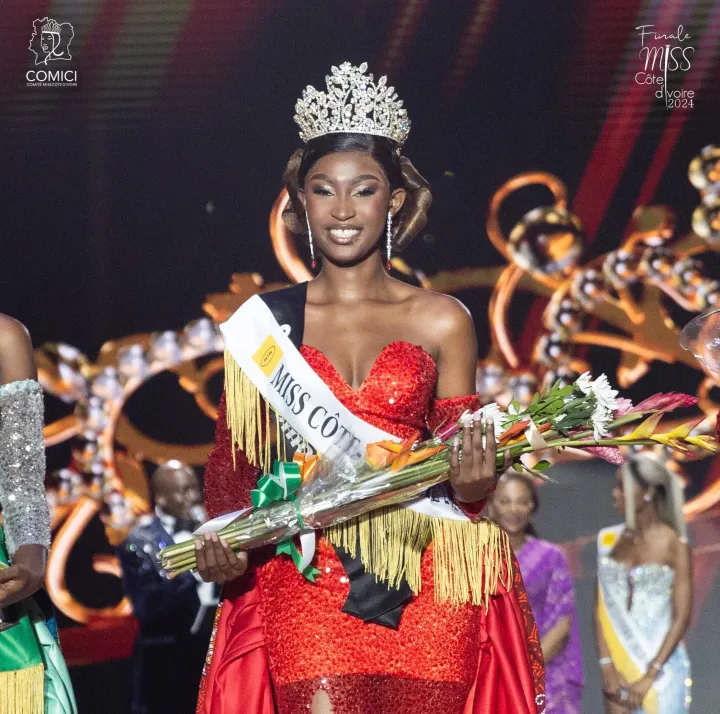 Image de Beauté/Mode. Le samedi 29 juin 2024, Diamala Marie-Emmanuelle, une jeune étudiante de 20 ans en Management des Finances, a été couronnée Miss Côte d’Ivoire 2024 lors d'une cérémonie éblouissante au Parc des expositions d’Abidjan. Représentant la région du sud-Comoé, la nouvelle reine de beauté a reçu des récompenses qui sont non seulement un gage de luxe et de confort, mais aussi un tremplin pour ses ambitions futures. La Consécration de Diamala et Des Récompenses à la Hauteur des Espérances La soirée du couronnement a vu Diamala s'élever au-dessus de ses concurrentes pour saisir la couronne tant convoitée. Son élection en tant que Miss Côte d’Ivoire 2024 est le résultat d'un mélange de charme, d'intelligence et d'engagement communautaire, qualités qu’elle a su brillamment mettre en avant durant le concours. En plus d'une voiture luxueuse évaluée à 25 millions de francs CFA, Diamala a reçu le financement pour la construction d’un centre de santé ou d’une école, valorisé à 20 millions de francs CFA. Cette initiative souligne l'importance du rôle social que la Miss Côte d'Ivoire est appelée à jouer dans la communauté. Un Palais pour une Reine La nouvelle Miss a également été gratifiée d'une villa d'une valeur de 50 millions de francs CFA, où elle pourra résider tout en poursuivant ses projets personnels et professionnels. À cela s'ajoute un prix en espèces de 10 millions de francs CFA, avec une contribution additionnelle de 5 millions de la part de la Première Dame, soulignant ainsi le soutien des hautes instances du pays à son parcours. Un Tour du Monde en Récompenses Les voyages offerts à San Pedro et Dubaï par la LONACI ainsi qu'un séjour à Paris sponsorisé par Beaufort enrichiront l'expérience de Diamala, lui permettant de découvrir de nouvelles cultures et d'élargir son réseau international. Technologies et Confort Quotidien Parmi les autres cadeaux figurent un iPhone 15 et un crédit téléphonique de 2 millions de francs CFA fournis par MTN, un téléviseur avec un abonnement Canal d'un an, et une assurance complète pour trois ans. Ces avantages garantissent que Miss Côte d'Ivoire reste à la pointe de la technologie et en sécurité dans ses diverses activités. Opportunités Professionnelles et Représentation Internationale Diamala bénéficiera d'un contrat avec le COMICI, ce qui lui ouvre les portes du monde du spectacle et des médias. Elle représentera également la Côte d'Ivoire au concours Miss World, affirmant ainsi sa présence sur la scène internationale. Une Garde-Robe Royale Le style de vie de Diamala sera enrichi par 15 complets Uniwax, qui lui fourniront une garde-robe à la fois moderne et ancrée dans la tradition ivoirienne, lui permettant de présenter une image élégante et respectueuse de son héritage culturel à chaque apparition publique. Plus qu'une Victoire, un Engagement La victoire de Diamala Marie-Emmanuelle est une célébration de la beauté, de l'intelligence et du potentiel des jeunes femmes ivoiriennes. Elle est appelée à jouer un rôle crucial non seulement en tant que figure de beauté, mais aussi comme une ambassadrice de l'engagement social et culturel en Côte d'Ivoire et à l'étranger. Quels impacts pensez-vous que le rôle de Miss Côte d'Ivoire aura sur les initiatives communautaires et sociales dans le pays?