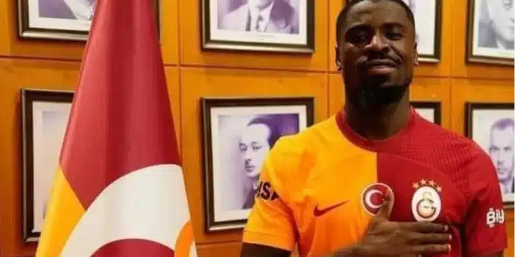 Image de Football. Dans un mouvement surprenant et soudain, Serge Aurier, le défenseur ivoirien, a annoncé ce mercredi 3 juillet qu'il quitterait Galatasaray, seulement quatre mois après son arrivée en Turquie. Cette annonce, diffusée via un communiqué sur les réseaux sociaux, a secoué le monde du football, suscitant à la fois tristesse et spéculation sur les motivations derrière cette décision et les prochains pas de sa carrière. Un Séjour Éclair à Istanbul Arrivé à Galatasaray en avril dernier, l'espoir était grand que Serge Aurier apporterait stabilité et expérience à la défense du club stambouliote. Toutefois, son séjour a été marqué par une blessure malencontreuse lors de la finale de la Coupe d'Afrique des Nations, un événement qui l'a empêché de démontrer pleinement son potentiel. Malgré cette adversité, Aurier a contribué à la victoire de son équipe dans la Coupe de Turquie, laissant derrière lui un bref mais mémorable héritage. Dans son message d'adieu, Aurier exprime des regrets profonds de ne pas avoir pu "donner et montrer tout ce qu'il voulait", une allusion claire aux limitations imposées par sa blessure. "Merci Gala, ils peuvent embaucher le meilleur entraîneur du monde, mais ils ne seront jamais meilleurs que nous", a-t-il ajouté, suggérant peut-être des désaccords ou des frustrations au sein du club qui pourraient avoir influencé sa décision. Le départ d'Aurier laisse un vide non seulement dans la ligne défensive de Galatasaray mais aussi dans le cœur des fans. Son charisme et son leadership sur le terrain ont été rapidement reconnus, et son départ soulève des questions sur les dynamiques internes du club. Les supporters, bien que déçus, ont exprimé leur gratitude envers Aurier pour son engagement et sa contribution, malgré la brièveté de son passage. L'Avenir de Serge Aurier Alors que Serge Aurier reste discret sur sa prochaine destination, les spéculations vont bon train. Avec un palmarès impressionnant, y compris une victoire récente à la CAN 2023, il ne manquera pas d'options parmi les clubs européens de premier plan. Cependant, la principale préoccupation reste sa récupération complète et sa capacité à revenir au plus haut niveau après sa blessure. Le départ d'Aurier de Galatasaray ne se résume pas à un simple transfert; il résonne également à travers le football ivoirien, où il est vu comme un modèle pour de nombreux jeunes joueurs. Son expérience dans les clubs européens et son rôle en tant que capitaine des Éléphants sont inestimables pour la prochaine génération de talents ivoiriens. Avec cette transition inattendue, quel impact Serge Aurier aura-t-il sur son prochain club, et comment son expérience à Galatasaray influencera-t-elle sa carrière future et le paysage du football international?