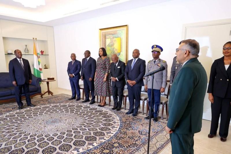 Image de Politique. Le Palais de la Présidence de la République à Abidjan a été le théâtre d'une importante cérémonie diplomatique le mercredi 3 juillet 2024. Quatre nouveaux ambassadeurs, représentant le Tchad, la Tunisie, le Pakistan et le Congo Brazzaville, ont officiellement présenté leurs lettres de créance au Président Alassane Ouattara. Ce moment clé marque le début de leur mission en Côte d'Ivoire, avec un engagement commun à renforcer la coopération bilatérale et approfondir les liens existants entre leurs nations respectives et la Côte d'Ivoire. Engagement Renouvelé pour la Coopération Chacun des ambassadeurs a exprimé un engagement ferme à renforcer les relations diplomatiques et économiques. Gonfouli Souariba du Tchad a souligné l'importance historique de la coopération entre le Tchad et la Côte d'Ivoire, en mettant l'accent sur l'impulsion d'une nouvelle dynamique dans les relations bilatérales. « Aujourd'hui, il s'agit pour moi d'impulser une nouvelle dynamique à cette coopération », a déclaré M. Souariba, marquant son mandat comme une ère de renforcement des liens économiques et culturels. Zied Saadaoui, l'ambassadeur de la Tunisie, a rapporté une discussion fructueuse avec le Président Ouattara, axée sur le raffermissement des relations. Il a noté avec satisfaction l'approbation du Président Ouattara concernant l'état actuel de la coopération bilatérale, tout en soulignant son désir de l'approfondir davantage. « Il m’a exprimé son engagement à travailler avec son frère le Président Kaïs Saïed à raffermir davantage les liens de coopération », a-t-il ajouté, illustrant la volonté mutuelle de renforcer les échanges économiques et culturels. Le Pakistan et la Côte d'Ivoire : Une Collaboration en Évolution Mahmood Akhtar Mahmood, l'ambassadeur du Pakistan, a présenté une vision ambitieuse pour renforcer la coopération économique et éducative entre les deux pays. Il a évoqué le Programme national de développement, soulignant l'importance de l'agriculture, la santé et l'éducation. « Dans le domaine de l'éducation-formation, des opportunités seront offertes, en vue de renforcer l'octroi de bourses aux étudiants de Côte d'Ivoire », a-t-il expliqué, s'engageant à promouvoir les échanges dans l'enseignement supérieur. Le dernier à prendre la parole, l'ambassadeur Gaston Gakosso du Congo Brazzaville, a mis en avant la continuité des efforts pour réchauffer les relations entre les deux pays. Suivant une visite d'État fructueuse en juin 2023 par le Président Sassou Nguesso, plusieurs accords économiques avaient été signés. « Ma mission ici à Abidjan consiste à présent à mettre en œuvre l'ensemble de ces accords », a affirmé M. Gakosso, soulignant la responsabilité partagée entre les gouvernements et les secteurs privés des deux pays pour matérialiser ces engagements. Alors que ces nouveaux ambassadeurs débutent leurs missions en Côte d'Ivoire, quel impact leurs initiatives auront-elles sur les relations bilatérales et le développement économique et social de la région?