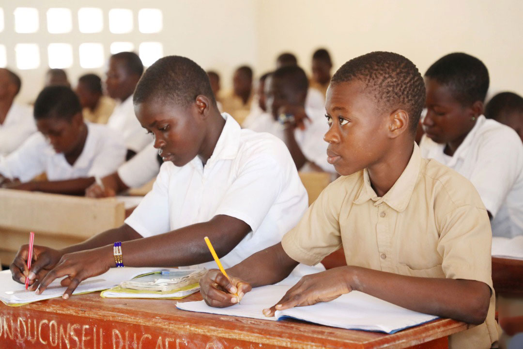 Image de Études/Devoirs. En Côte d’Ivoire, une avancée significative dans le système éducatif a été annoncée : l’affectation en ligne des élèves de 6e et de seconde pour l'année scolaire 2024-2025. Cette innovation, qui démarre sous peu, promet de simplifier les démarches administratives et de donner plus de contrôle aux parents dans le processus d'orientation scolaire. Une Nouvelle Ère pour l'Orientation Scolaire Le mercredi 3 juillet 2024, lors d'une conférence de presse tenue à Abidjan, le directeur par intérim de l’Orientation et des Bourses (DOB), Yenataban Koné, a officiellement annoncé le lancement de cette opération d'affectation. Les dates sont fixées : du 13 au 27 juillet pour les élèves entrant en sixième et du 21 au 29 juillet pour ceux progressant en seconde. "Cette méthode numérique marque un tournant décisif dans notre manière de gérer l’affectation scolaire, rendant le processus à la fois plus accessible et plus équitable", a déclaré M. Koné. Le système d’affectation utilise une interface simple : les parents ou tuteurs peuvent affecter leurs enfants dans les établissements de leur choix en envoyant un simple message au numéro 9991 avec le code DOB suivi des instructions reçues. Cela représente un pas en avant par rapport aux méthodes traditionnelles, souvent jugées laborieuses et moins transparentes. Pour être éligibles, les élèves doivent avoir été admis au CEPE avec une moyenne de 10/20. Pour les élèves de troisième souhaitant entrer en seconde, ils doivent avoir non seulement une moyenne annuelle supérieure ou égale à 10/20 mais également une moyenne générale annuelle supérieure ou égale à 8,50/20. Cette stratification des critères garantit que l'orientation se fasse sur la base de la mérite académique, assurant ainsi une allocation juste des ressources éducatives. Impact sur les Parents et les Élèves Depuis son introduction en 2019, le système d'affectation en ligne a significativement allégé le fardeau administratif pour les parents. "Avant, nous passions des jours à essayer de naviguer dans les procédures compliquées pour inscrire nos enfants. Maintenant, cela peut être fait depuis notre salon," confie Aminata, une mère de trois enfants. Cette simplification a non seulement amélioré l'efficacité mais a également renforcé la transparence du système d'orientation scolaire. Malgré ses nombreux avantages, le système en ligne fait face à certains défis, notamment l’accès inégal à internet et les difficultés techniques qui peuvent survenir lors de pics de demande. Des efforts sont donc nécessaires pour garantir une accessibilité universelle et une expérience utilisateur fluide. Alors que la Côte d’Ivoire continue de digitaliser et de moderniser son système éducatif, l'impact de ces innovations sera suivi avec intérêt. Leur capacité à améliorer l'équité et l'efficacité de l'éducation pose une question fondamentale : comment d'autres régions d'Afrique peuvent-elles s'inspirer de ces avancées pour améliorer leurs propres systèmes éducatifs?