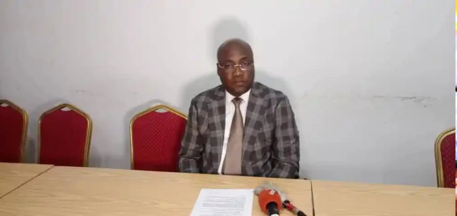 Image de Politique. Dans la petite ville d'Hiré, située dans le centre-ouest de la Côte d'Ivoire, la scène politique a été secouée par un acte de violence inquiétant. Le maire Gilbert Kakou a failli être lynché par des militants en colère du Rassemblement des Houphouëtistes pour la Démocratie et la Paix (RHDP), suite à sa récente défection pour le Parti Démocratique de Côte d'Ivoire (PDCI-RDA). Cet incident soulève des questions préoccupantes sur l'état de la démocratie et de la tolérance politique dans le pays à l'approche des élections présidentielles de 2025. Un climat politique de plus en plus tendu Le 2 juillet, une assemblée municipale prévue à Hiré a été brusquement interrompue lorsque des militants du RHDP ont envahi la mairie, provoquant des dégâts et menaçant le maire de violence physique. Ces actions ont été motivées par la déception et la colère suite à la démission du maire du RHDP, un acte perçu comme une trahison envers le parti au pouvoir. L'intervention rapide des forces de l'ordre a été cruciale pour prévenir un drame. "Les forces de l'ordre sont intervenues rapidement, permettant l'évacuation sécurisée du sous-préfet et de moi-même", a expliqué le maire Gilbert Kakou dans une déclaration. Ces mots mettent en lumière l'efficacité des réponses sécuritaires tout en soulignant la gravité de la menace. Gilbert Kakou a publiquement condamné ces actes de violence, les qualifiant d'attaques contre les principes démocratiques fondamentaux. "Je dénonce et je condamne fermement toutes formes de violences et d’intimidation", a-t-il affirmé. Cette position a été soutenue par le PDCI-RDA, qui a exprimé son incompréhension face à la violence engendrée par le simple changement d'allégeance politique d'un de ses membres. Le contexte politique élargi Cet incident à Hiré n'est pas isolé mais s'inscrit dans un contexte politique national plus large, où la mobilité entre partis provoque souvent des tensions. La réaction violente à la défection de Kakou peut être vue comme un symptôme de l'instabilité politique croissante qui caractérise la période précédant l'élection présidentielle de 2025. Des figures politiques, des analystes et des citoyens expriment de plus en plus leur préoccupation quant à la capacité du pays à maintenir un climat politique pacifique et respectueux. Alors que la Côte d'Ivoire se prépare pour les élections de 2025, les événements de Hiré servent de sombre rappel des défis démocratiques que le pays doit encore surmonter. La violence politique, surtout lorsqu'elle est provoquée par des changements d'affiliation partisane, menace non seulement la sécurité des individus impliqués mais aussi la stabilité politique du pays tout entier. Dans quelle mesure les institutions ivoiriennes peuvent-elles renforcer la sécurité et la stabilité politiques pour éviter que de tels incidents ne compromettent les élections futures ?